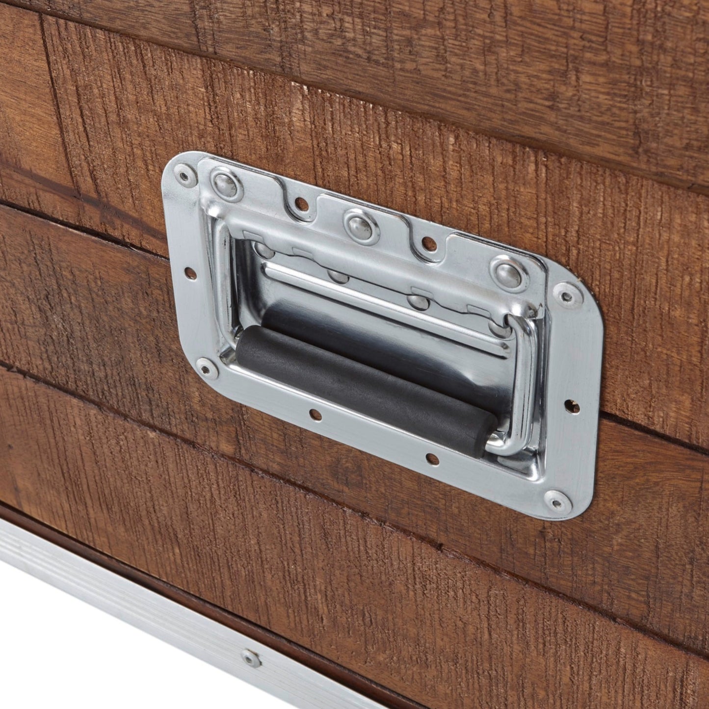 Metallgriff einer Tür von einem TV-Board