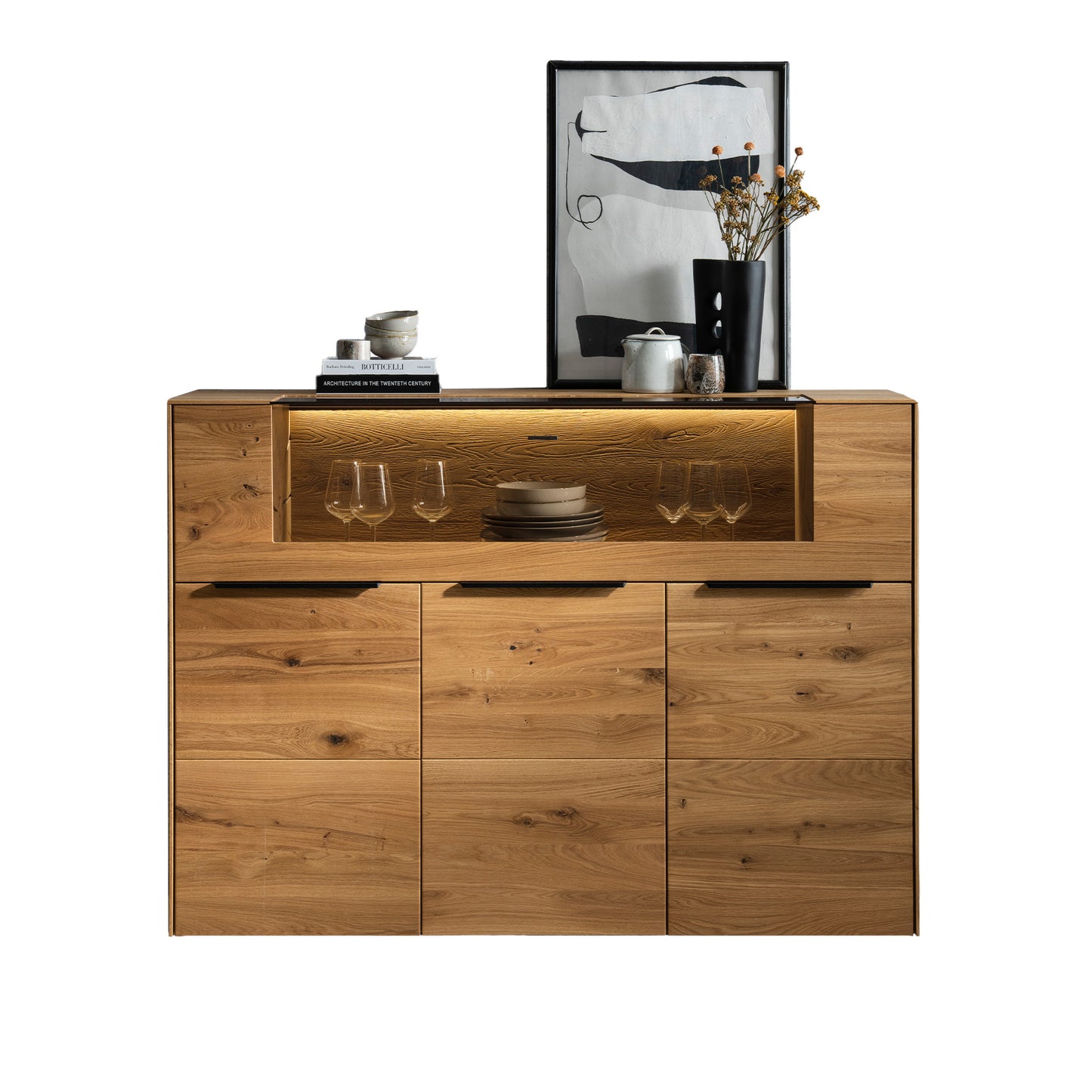 Highboard aus massiver Wildeiche mit Beleuchtungselementen dekoriert mit Bildern und Geschirr