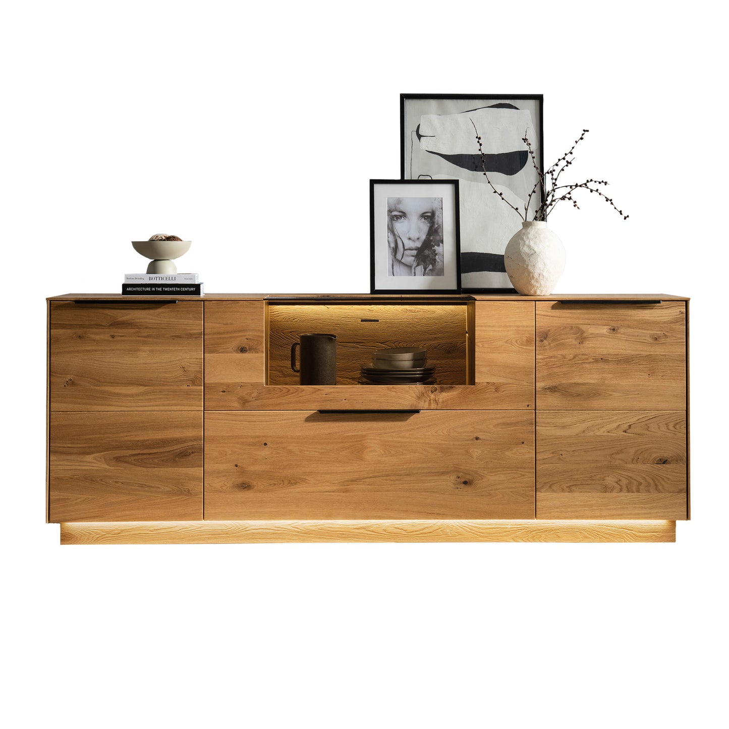 Sideboard aus massiver Wildeiche mit schwarzen Griffen und integrierter Beleuchtung dekoriert mit Bildern und Vasen