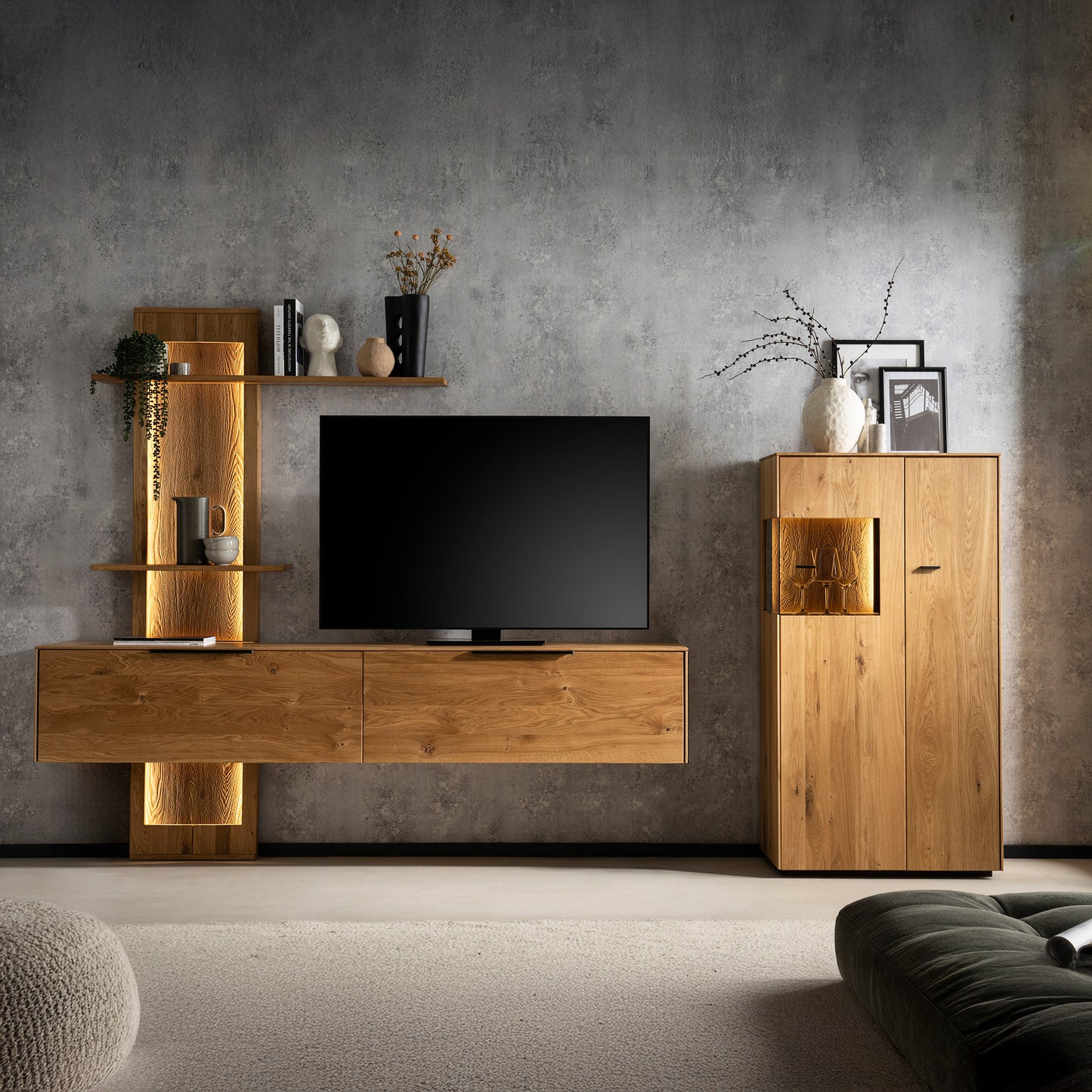 TV-Wohnwand aus Holz vor grauer Wand in Betonoptik