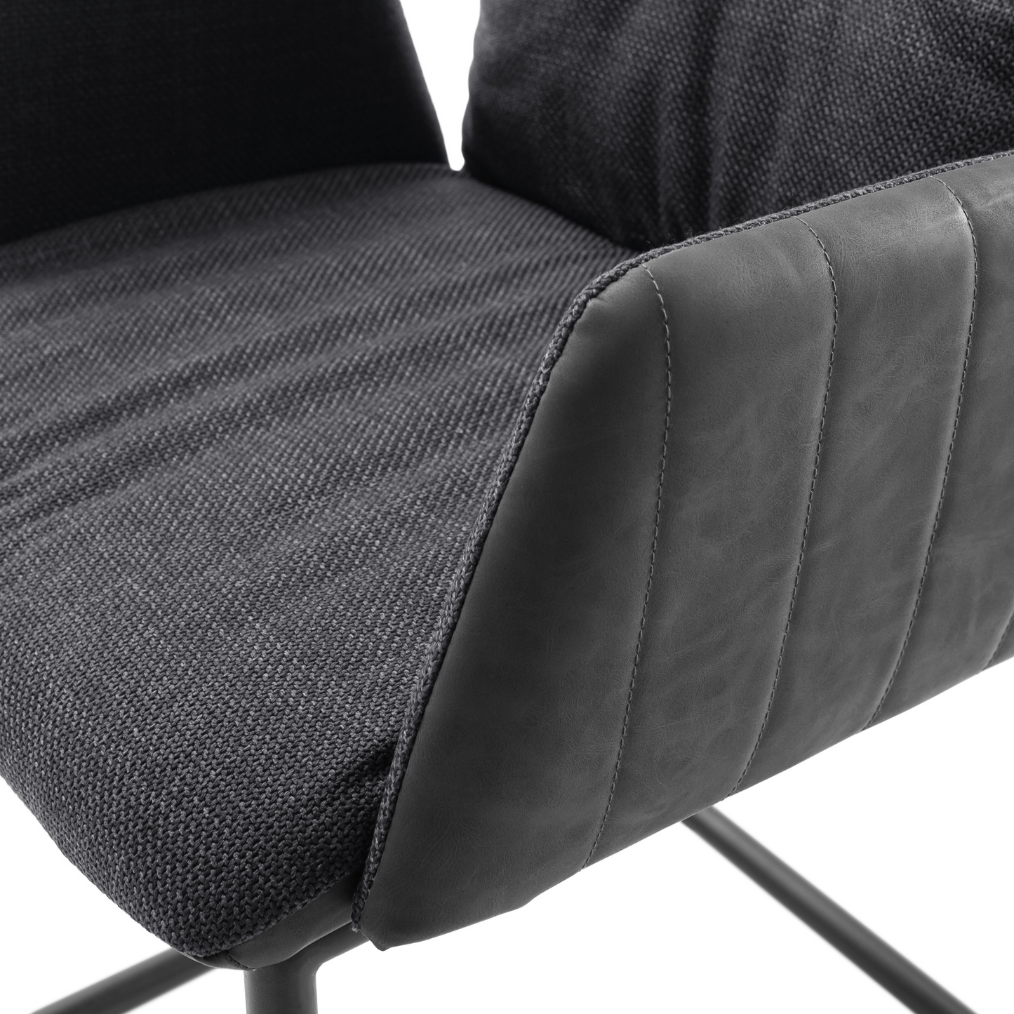 Armlehnstuhl mit grauem Polstersitz und schwarzem Gestell