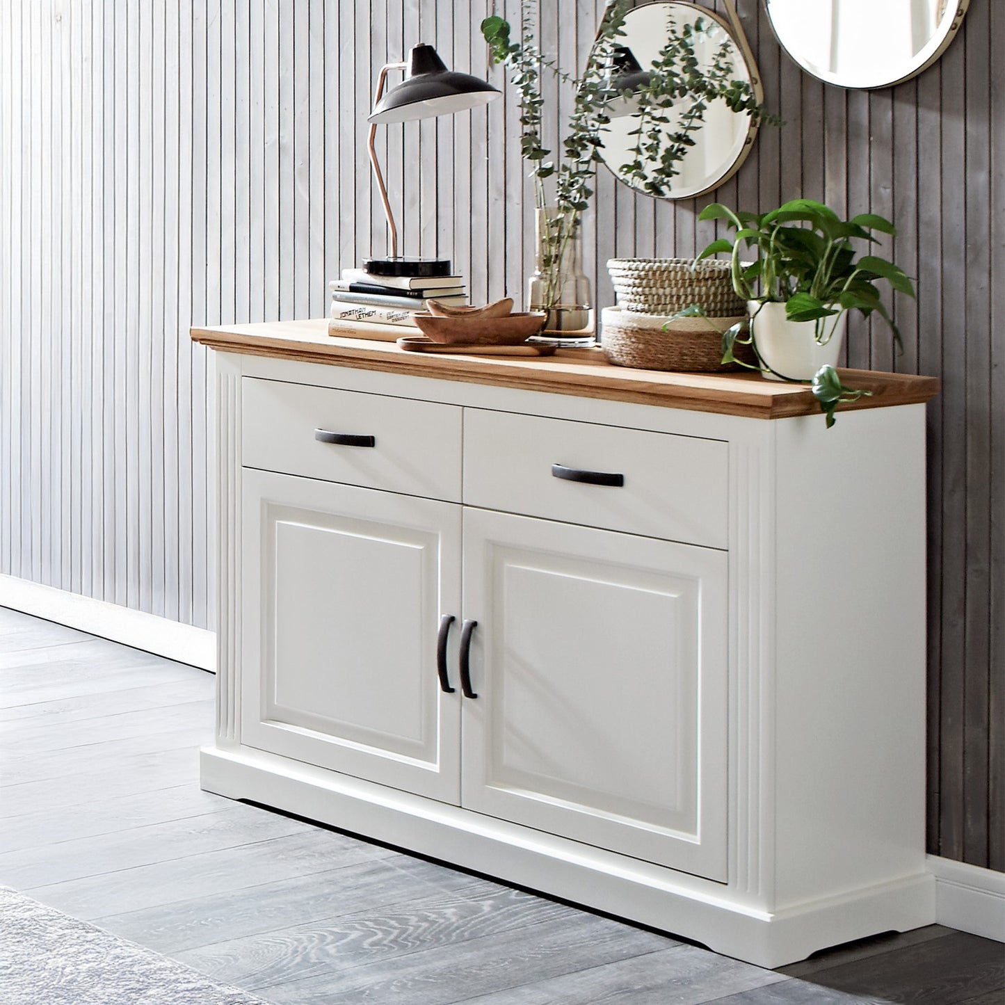 Kommode au weiß lackiertem Holz mit antikfarbener Absetzung