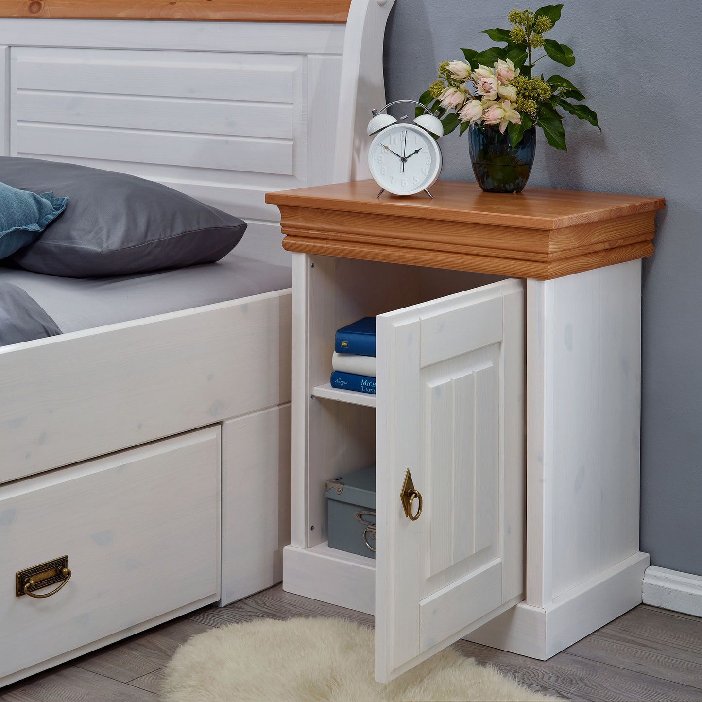 Nachtkonsole mit geöffneter Tür