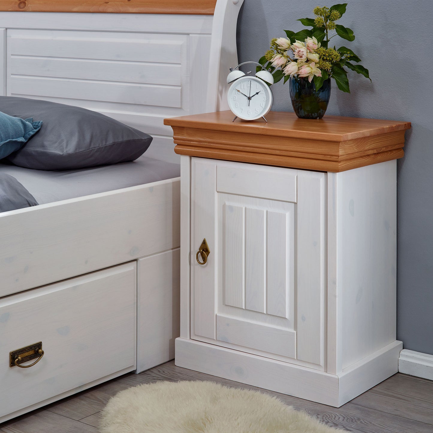 Schlafzimmermöbel Detailbild von Nachtkonsole im Landhausstil