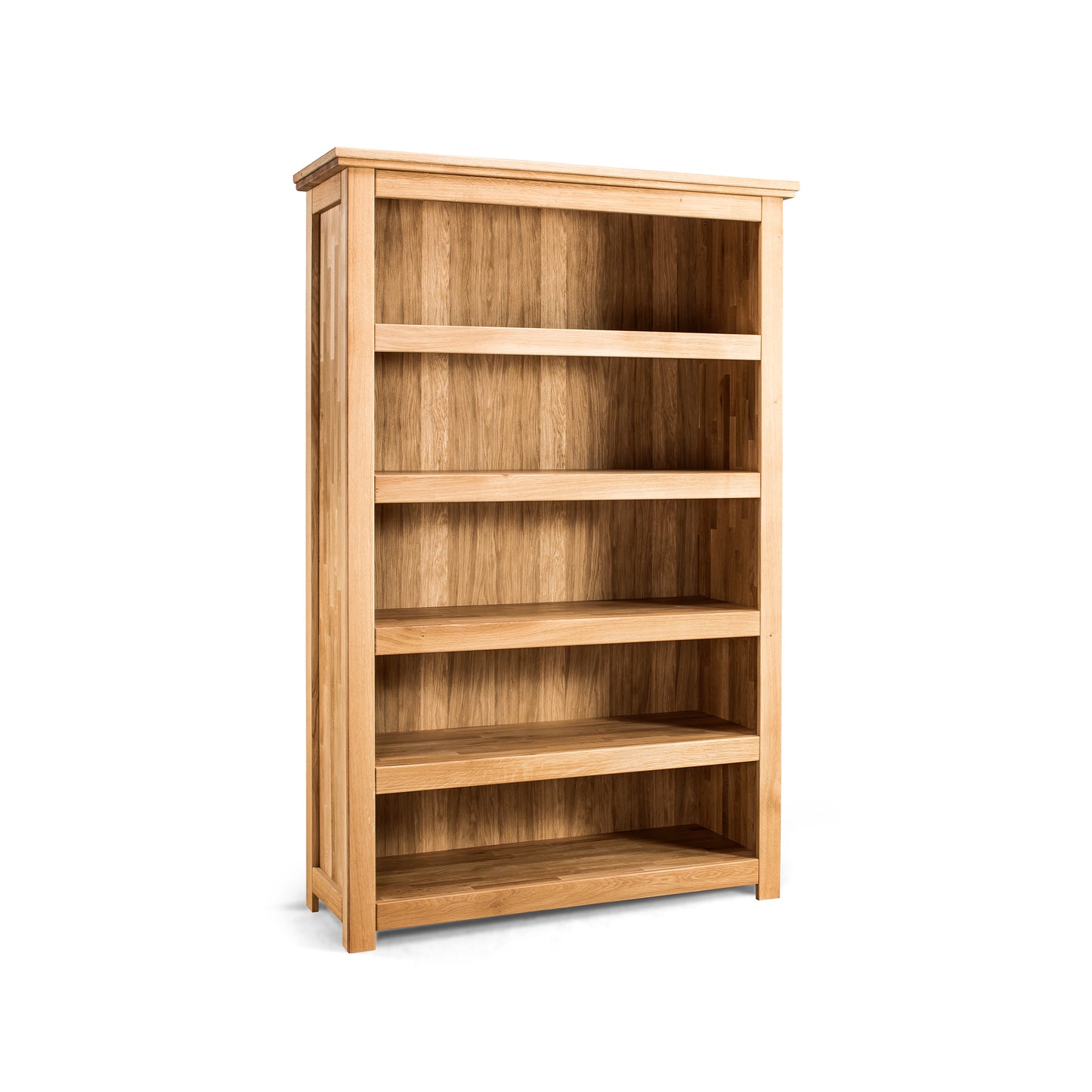 Bücherregal aus massiver Eiche vor weißem Hintergrund