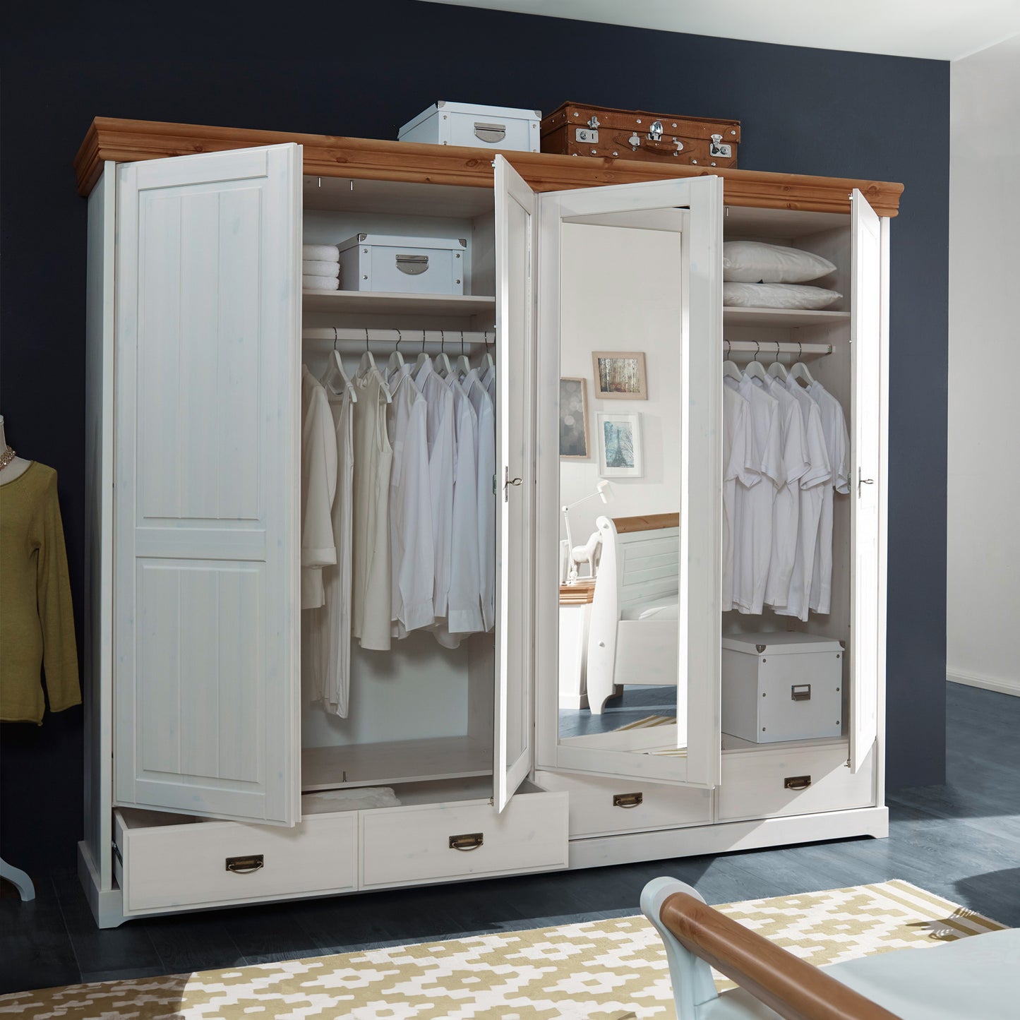 Kleiderschrank mit vier geöffneten Türen