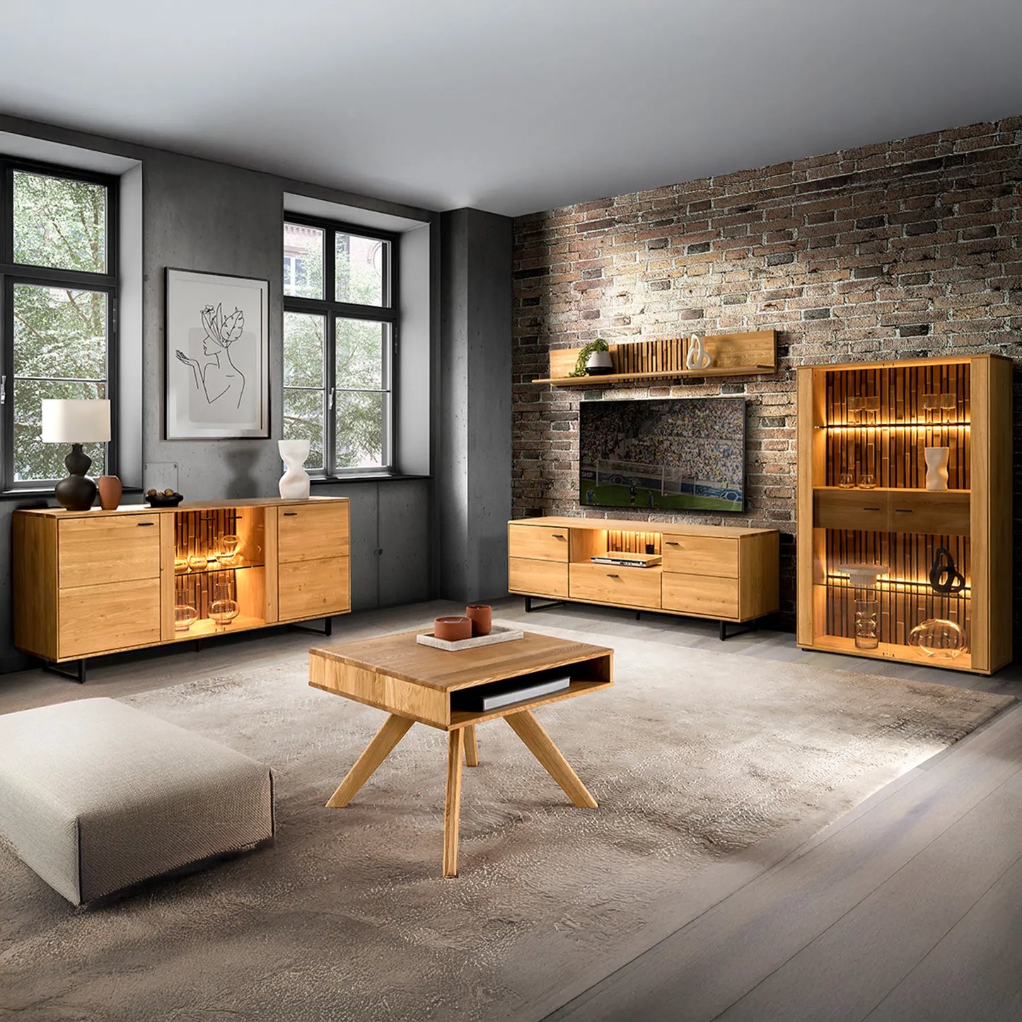 Wohnzimmereinrichtung aus massiver Wildeiche vor einer Backsteinwand
