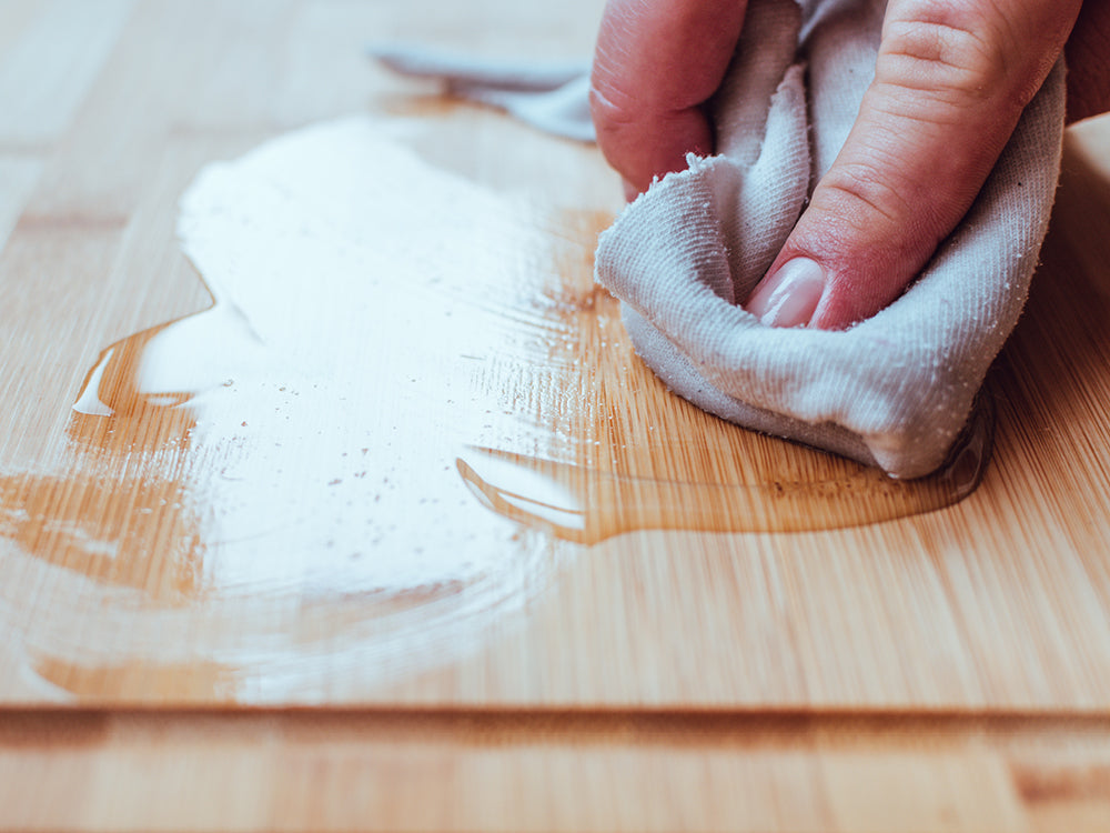 Holz wird mit Lappen eingeölt, gepflegt und geschützt