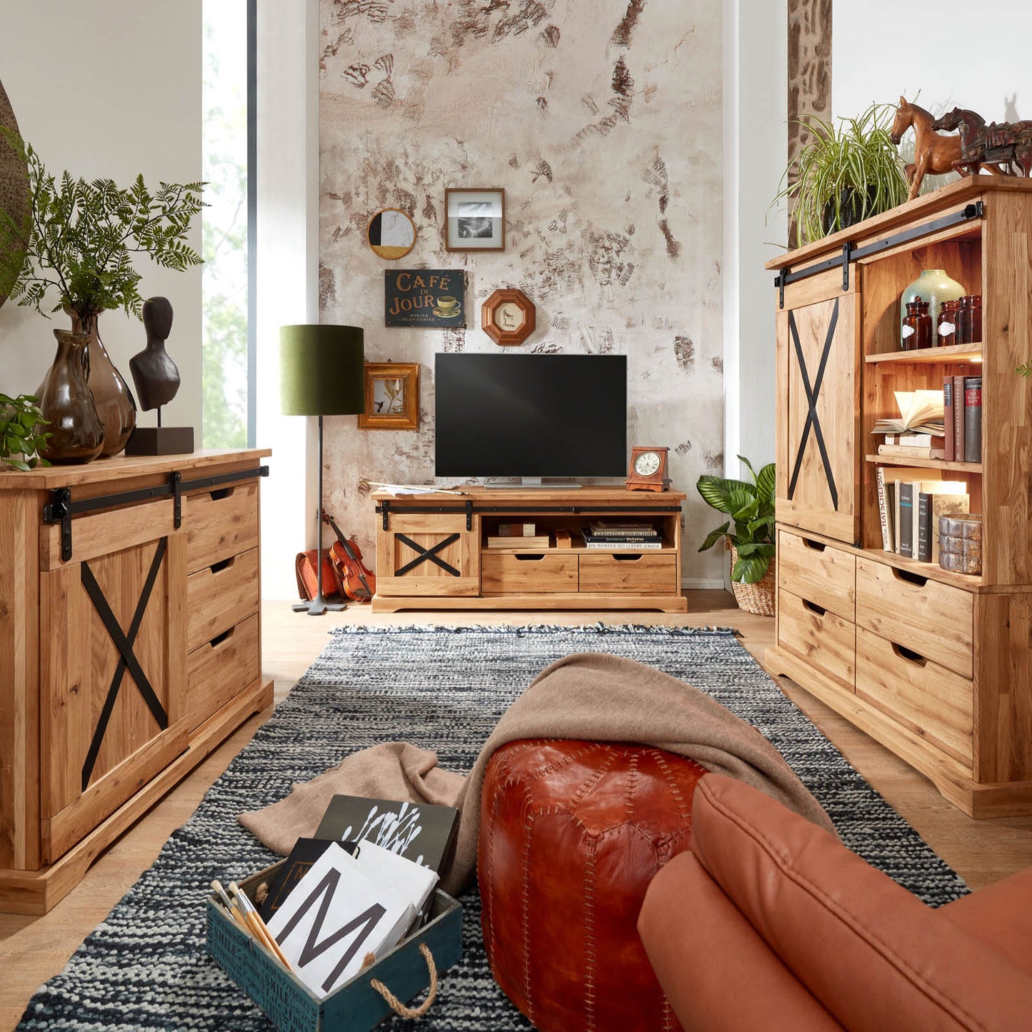 Wohnzimmer mit naturfarbenen Massivholzmöbeln mit interessantem Schiebetür Detail 