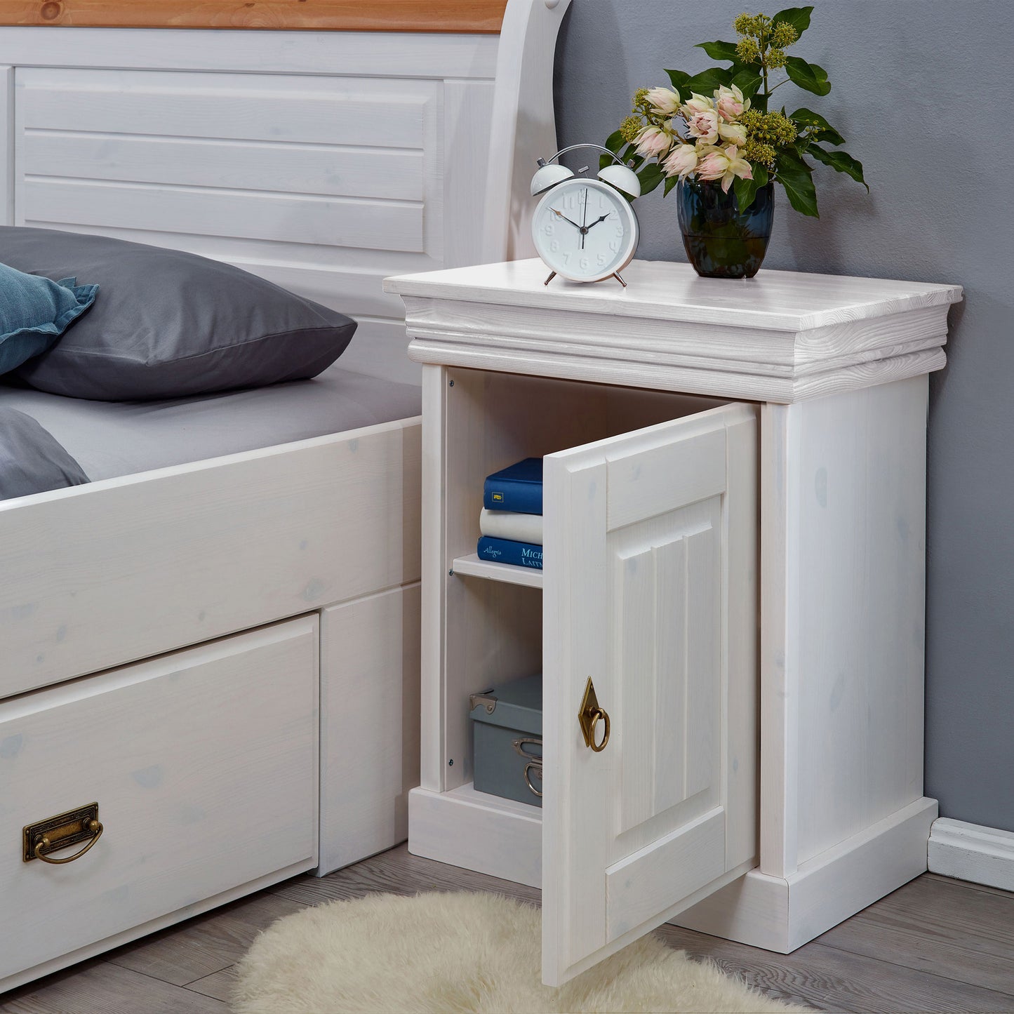 Weiße Nachtkonsole mit geöffneter Tür