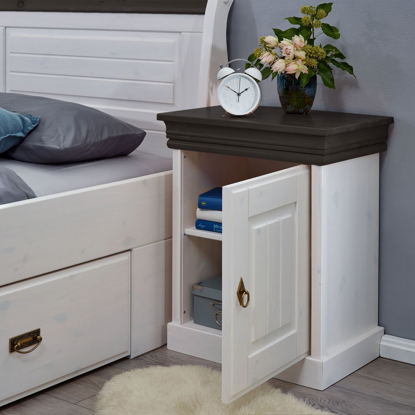 Nachtkonsole mit geöffneter Tür