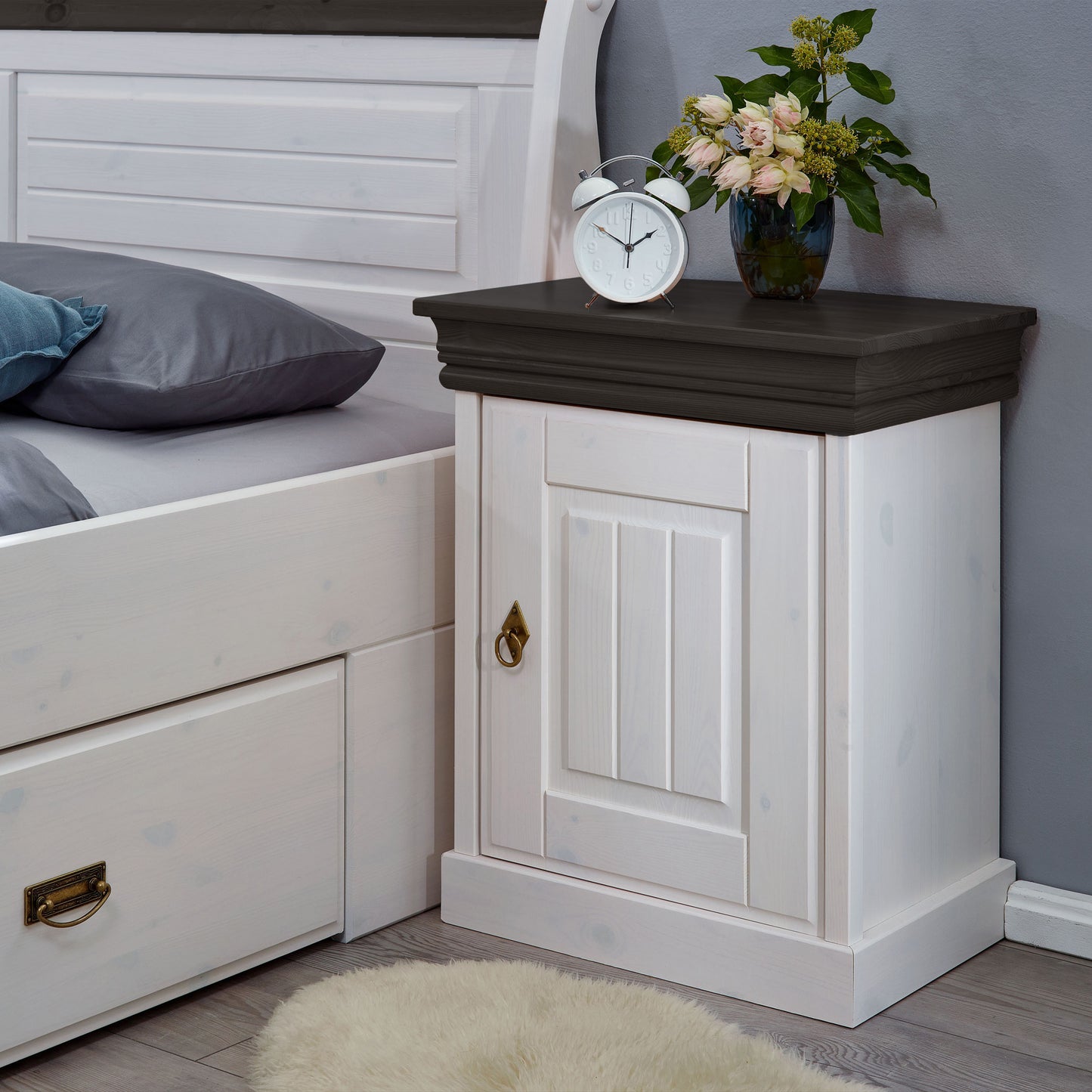 Schlafzimmermöbel Detailbild von Nachtkonsole im Landhausstil