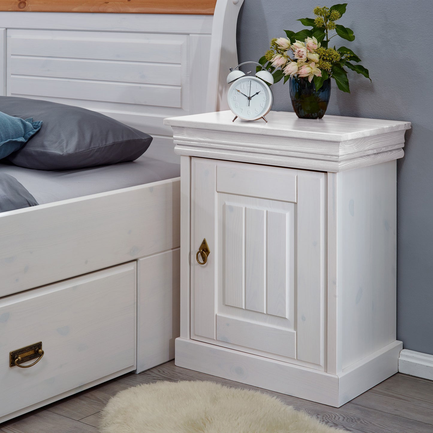 Weiße Nachtkonsole aus Holz im Landhausstil