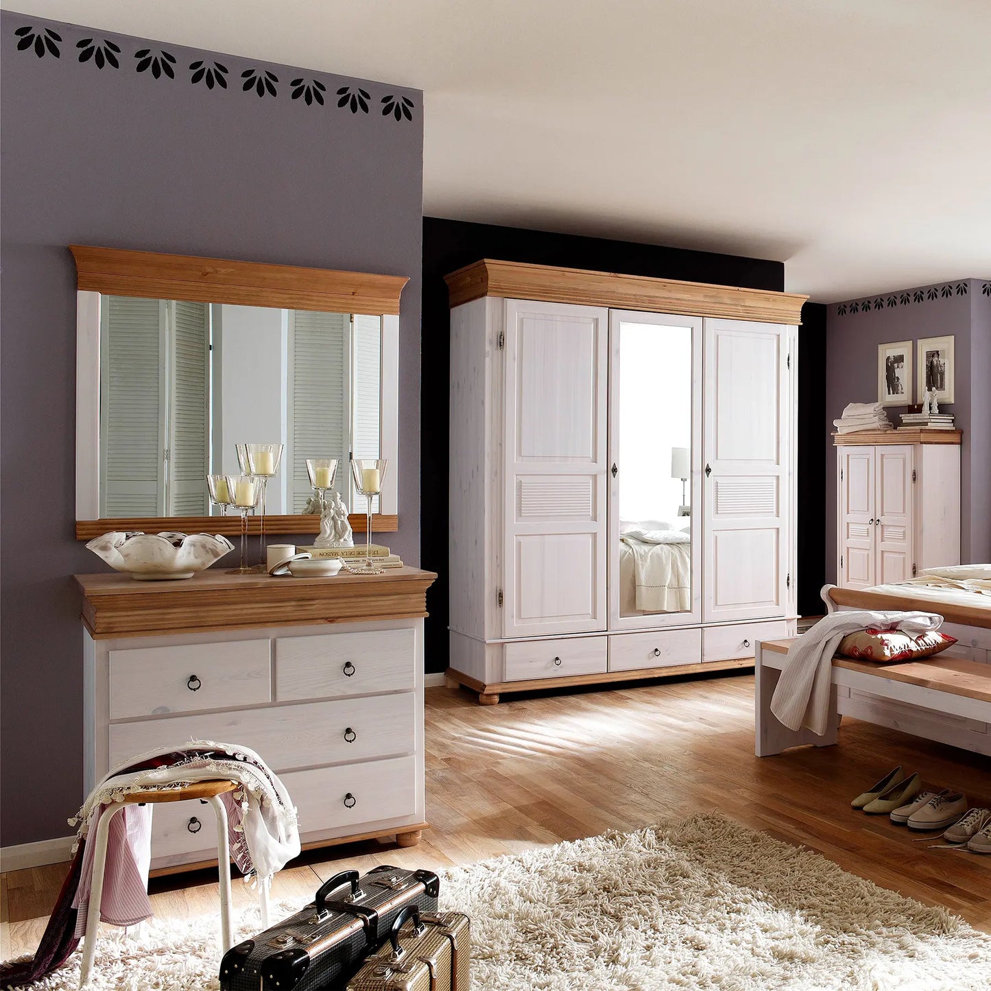 Schlafzimmermöbel im Landhausstil in weiß aus Kiefernholz