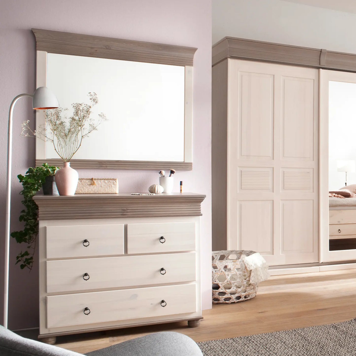 Schlafzimmermöbel im Landhausstil in weiß aus Kiefernholz