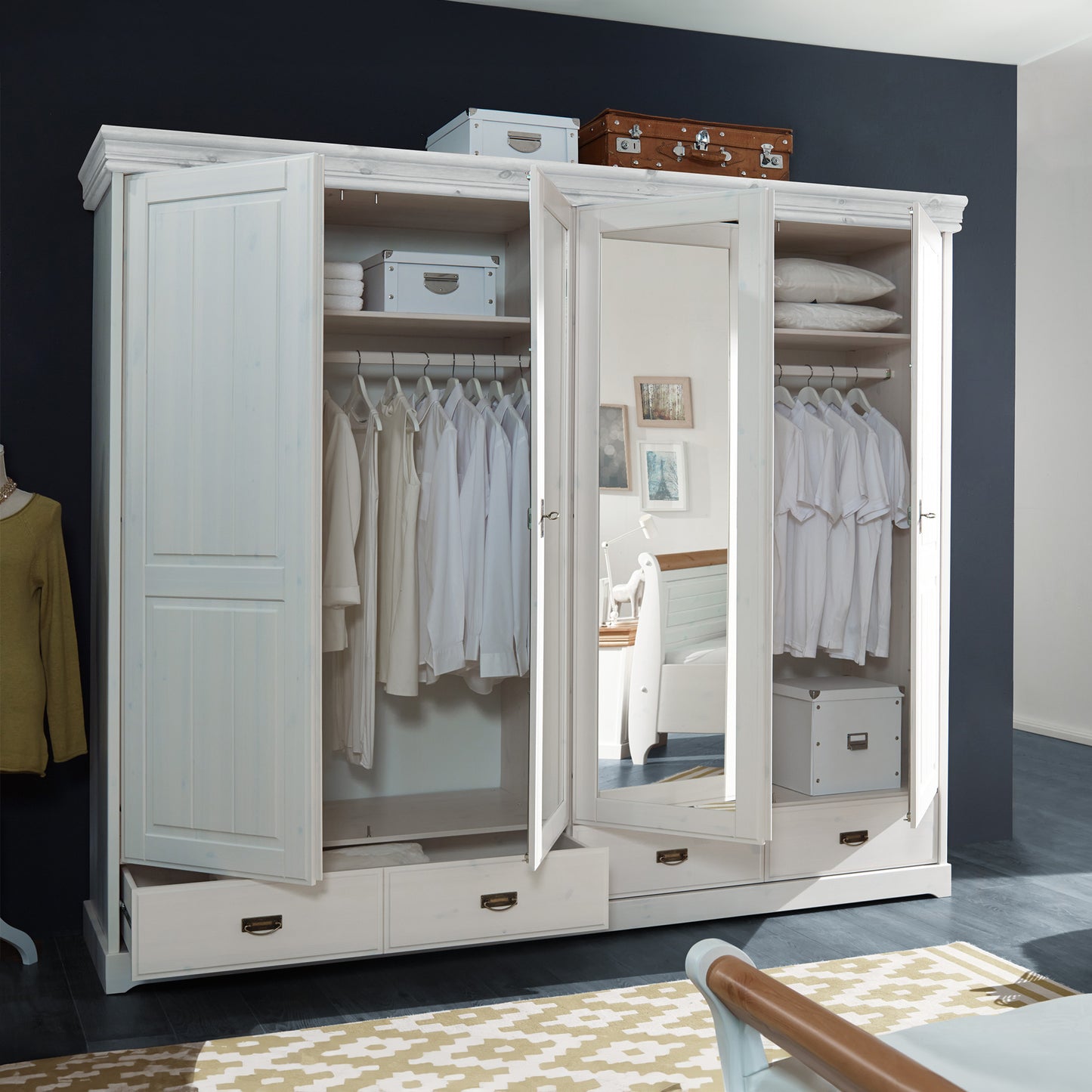 Kleiderschrank mit vier geöffneten Türen