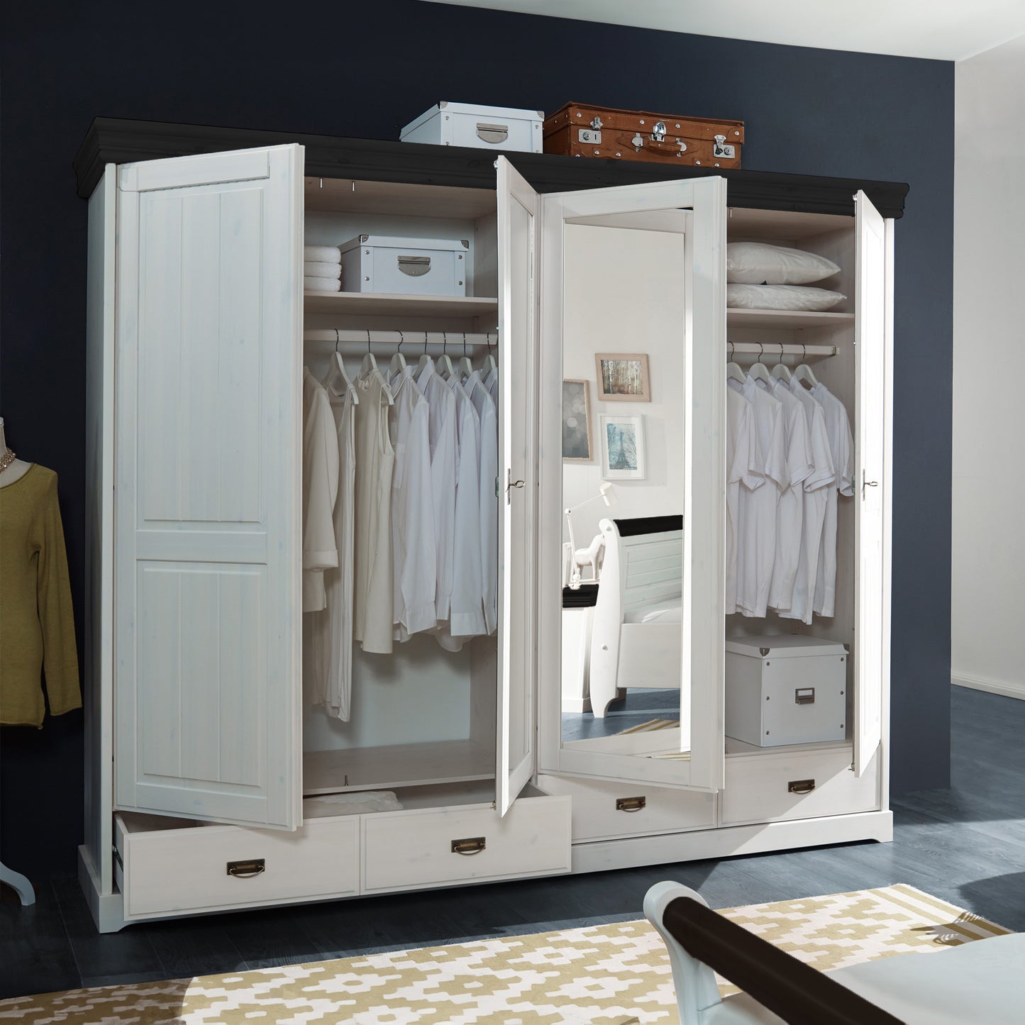 Kleiderschrank mit vier geöffneten Türen