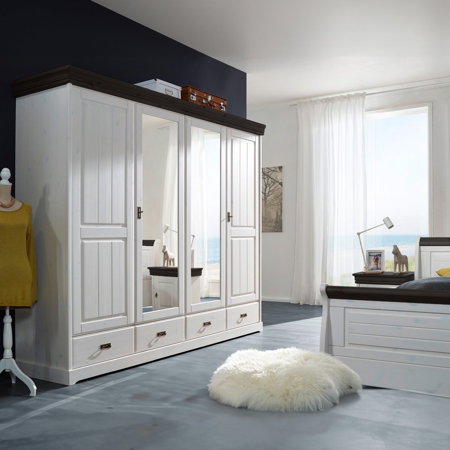 Weißer Kleiderschrank im Schlafzimmer mit zwei Spiegeltüren