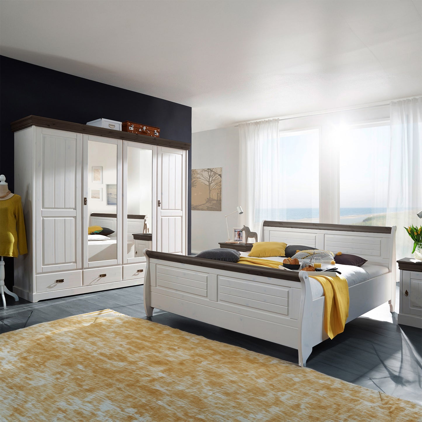 Weißes Schlafzimmermöbel im Landhausstil