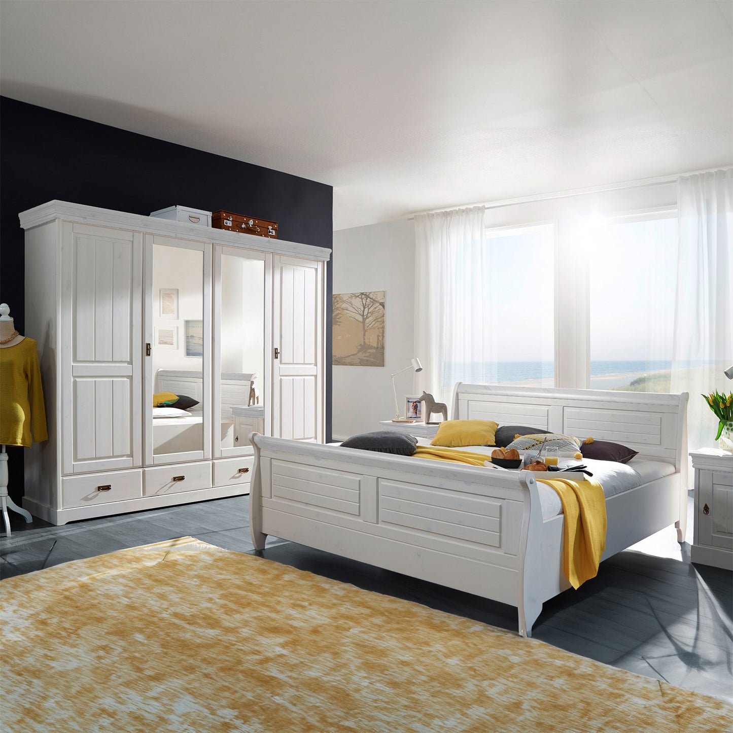 Weißes Schlafzimmermöbel im Landhausstil