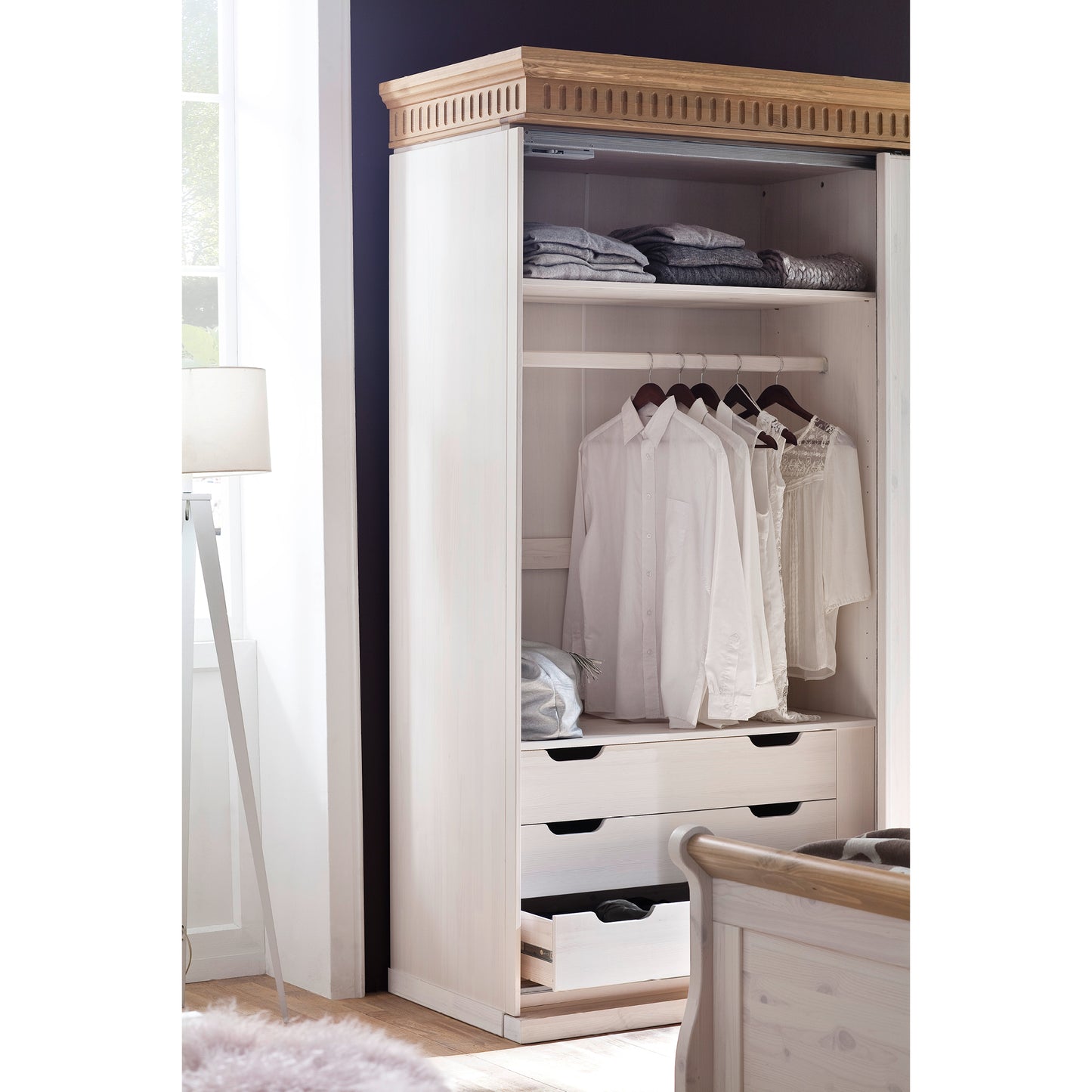 Helsinki Kleiderschrank mit Schiebetüren Innenansicht