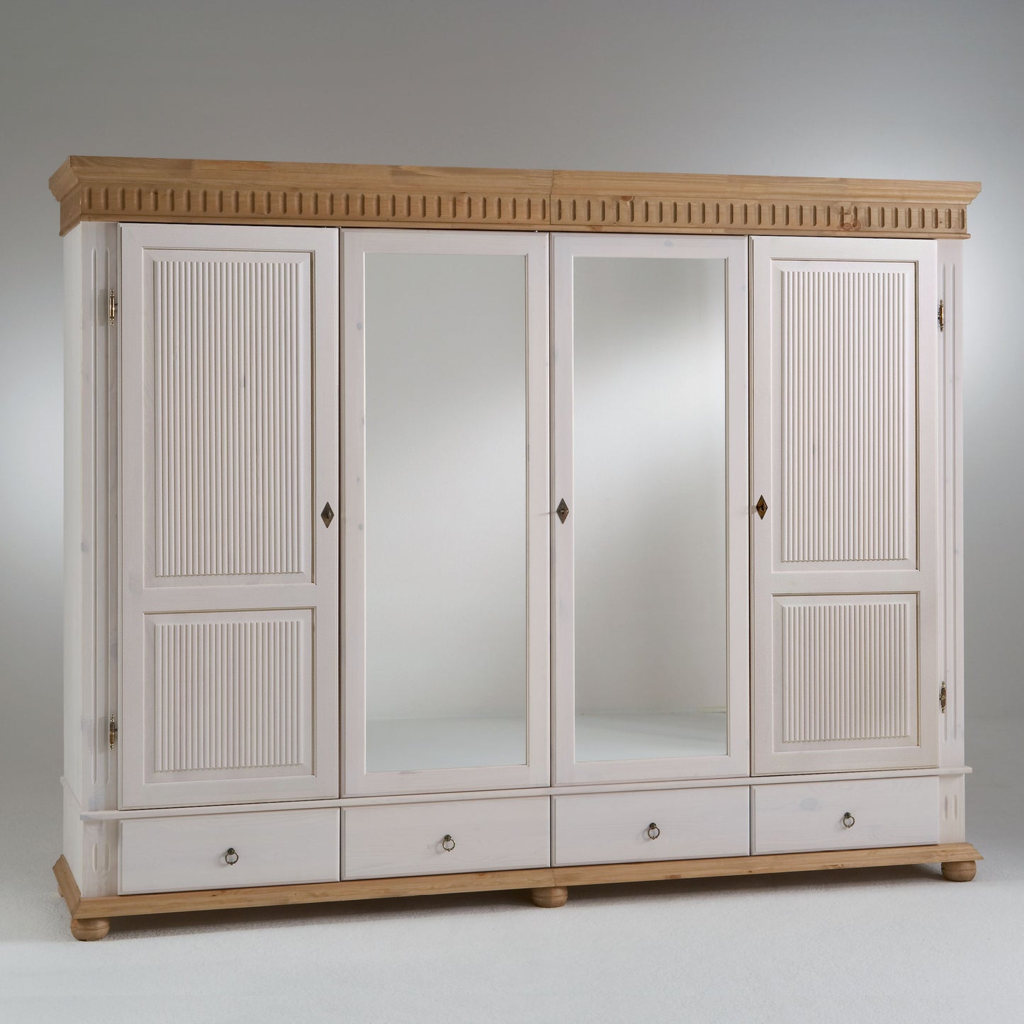 Maxi Kleiderschrank Helsinki 4 Türen mit Spiegel weiß antik geteilte Türfüllung