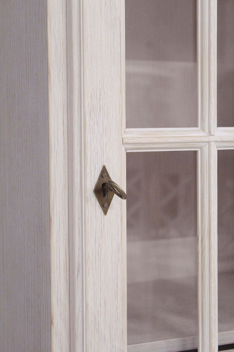 Detailbild Türschloss weiße Vitrine aus Holz