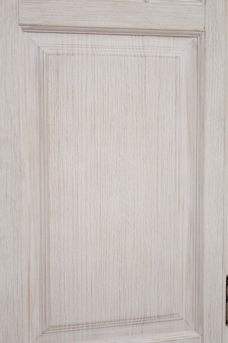 Detailbild Holzmaserung weiße Vitrine