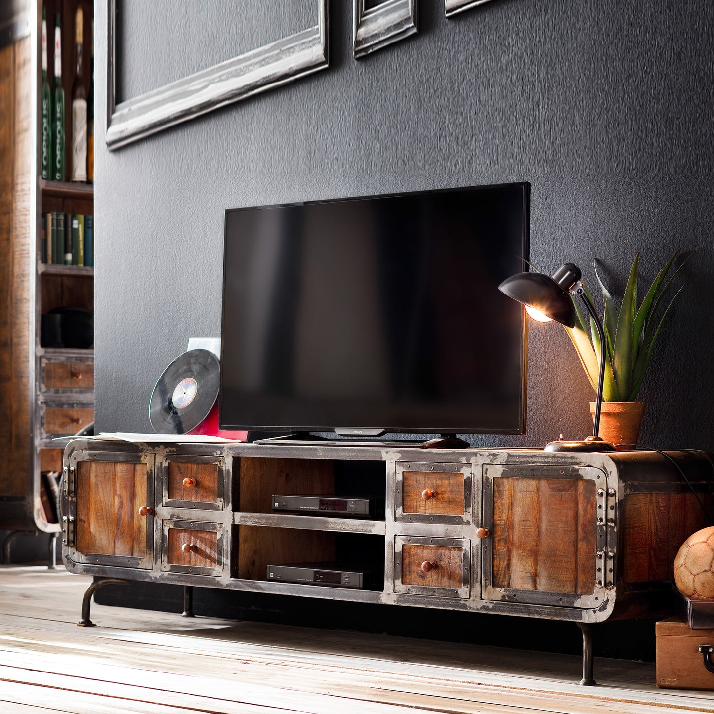 Saigon Lowboard aus massivem Mangoholz mit Metallrahmen im Wohnzimmer Detailbild