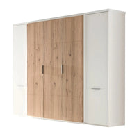 Weißer Kleidersschrank mit drei Holztüren und zwei weißen Türen