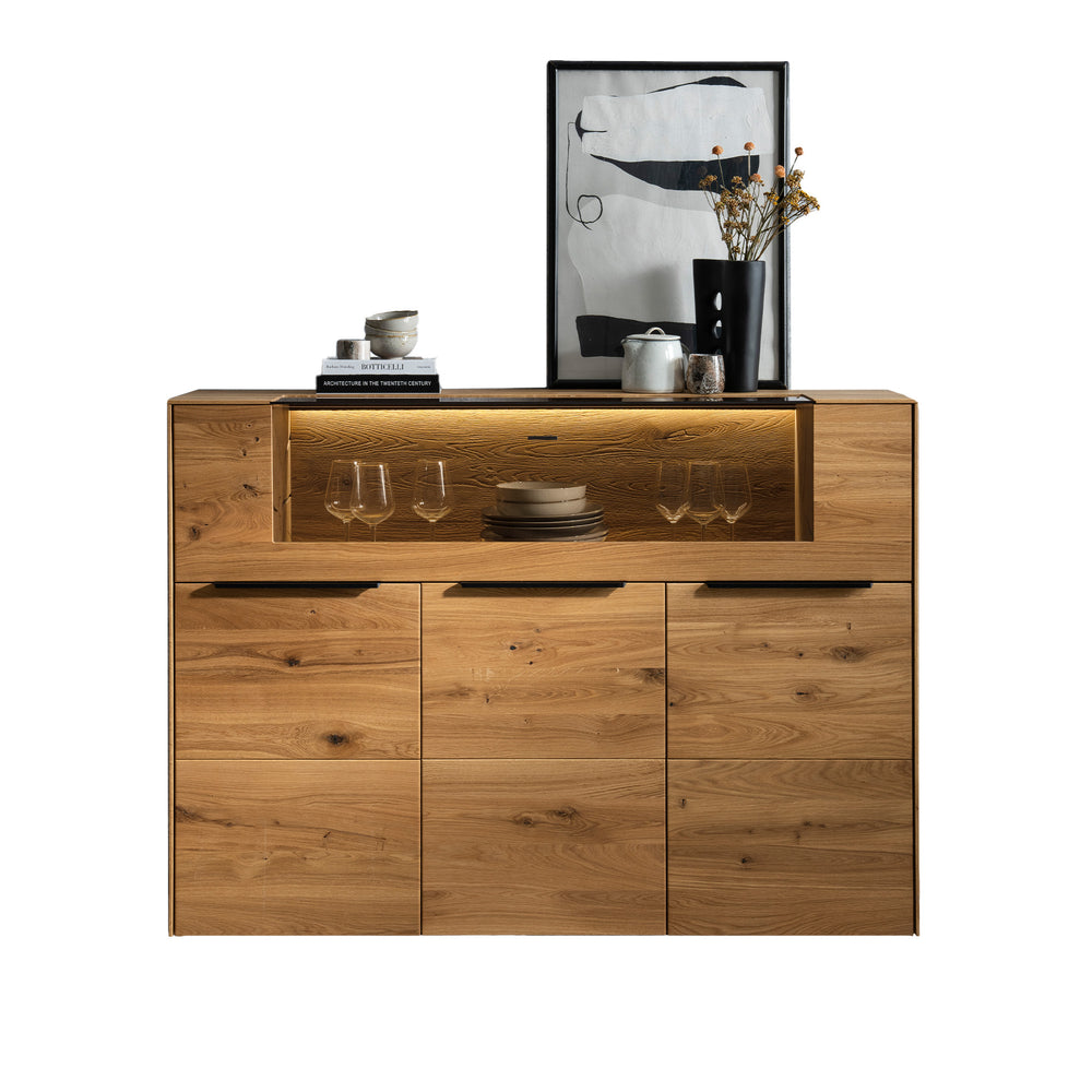 Highboard aus massiver Wildeiche mit Beleuchtungselementen dekoriert mit Bildern und Geschirr