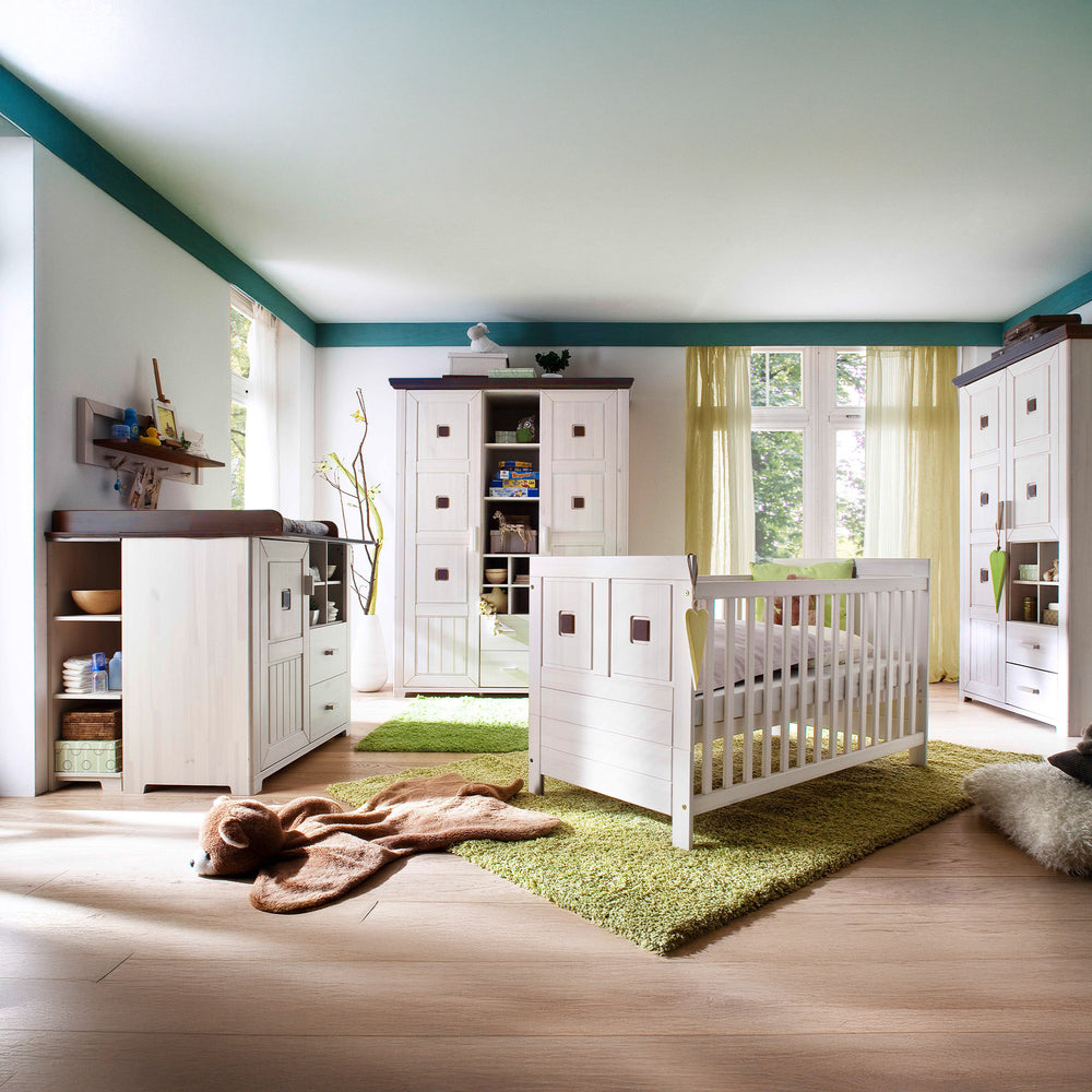 
                  
                    Weiße Babyzimmermöbel aus weißem Kiefernholz bestehend aus einer Wickelkommode, zwei Schränken und einem Babybett 
                  
                