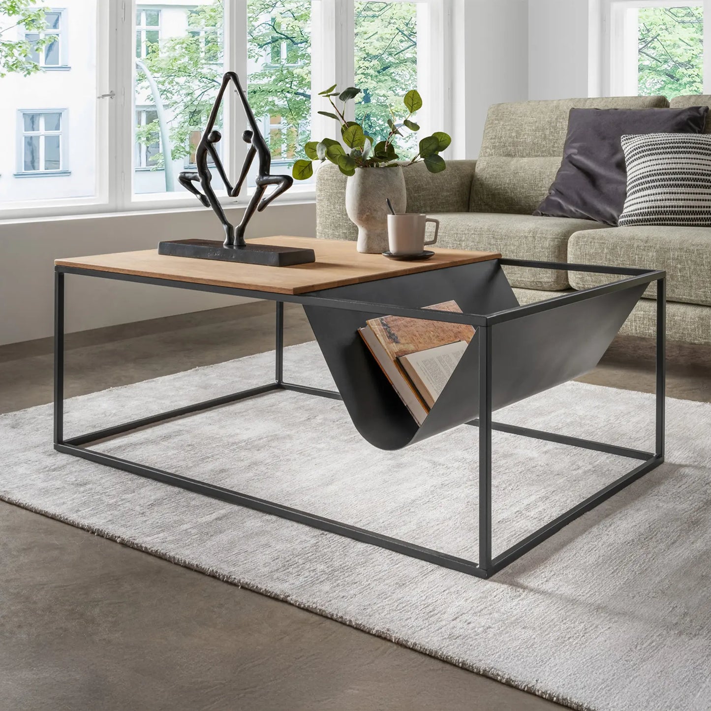 Couchtisch mit Tischplatte aus Holz und Gestell aus Metall