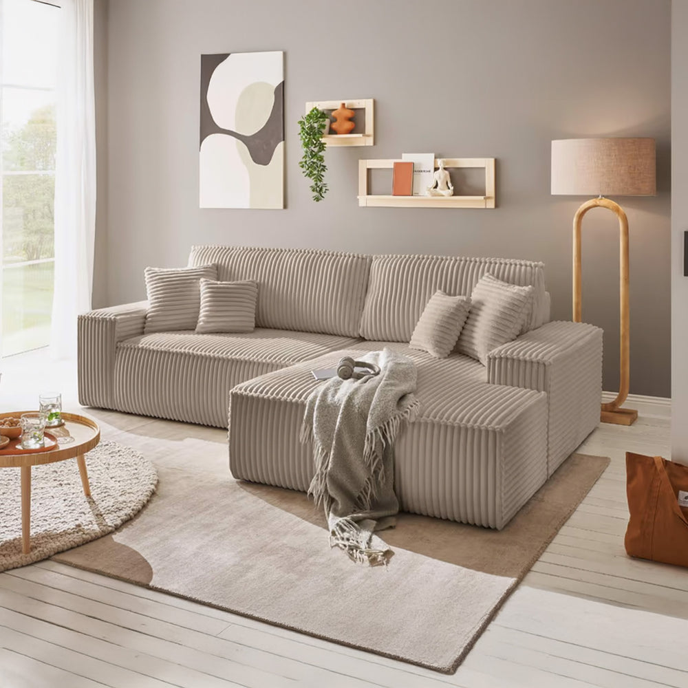Beiges Ecksofa mit Cordbezug in einem Wohnzimmer