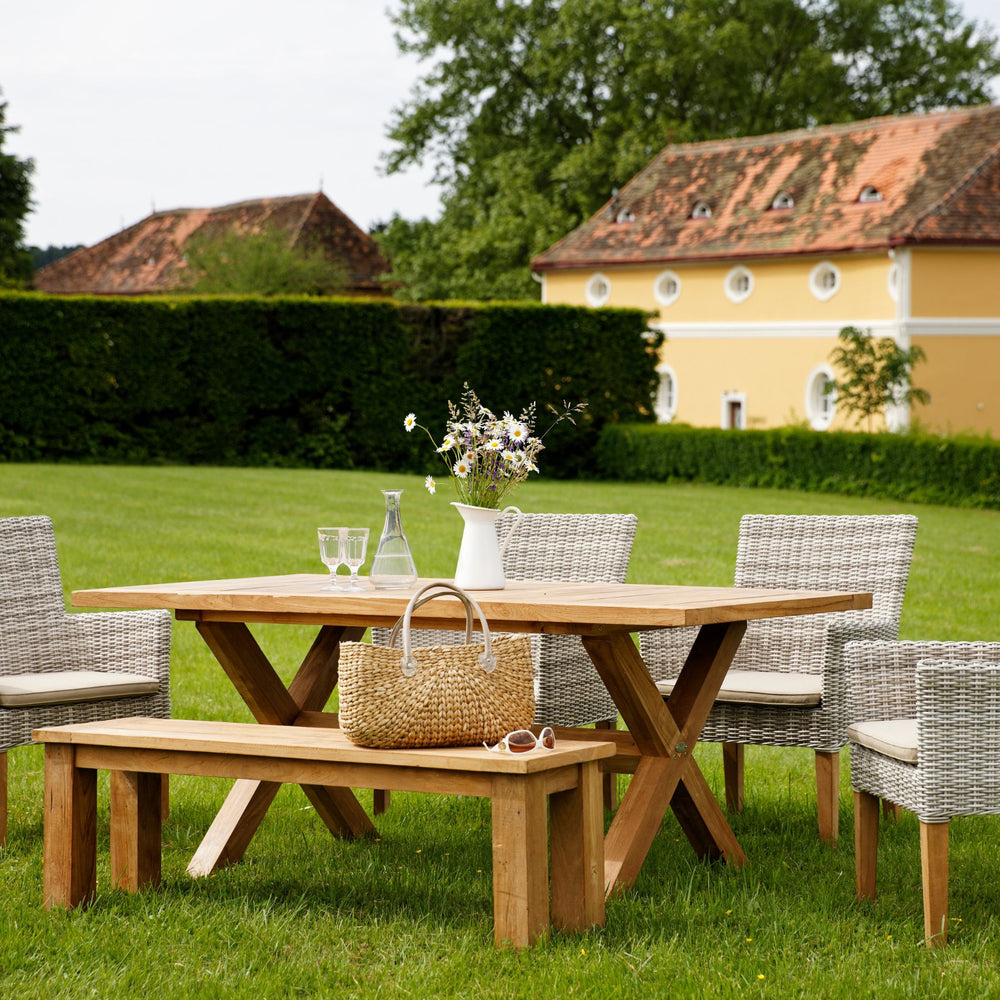 
                  
                    Outdoor Esstisch aus Teakholz mit X-Fuß
                  
                