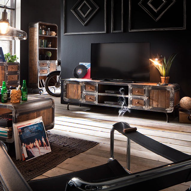 Gemütliches Wohnzimmer mit TV Stand im Industrial Style