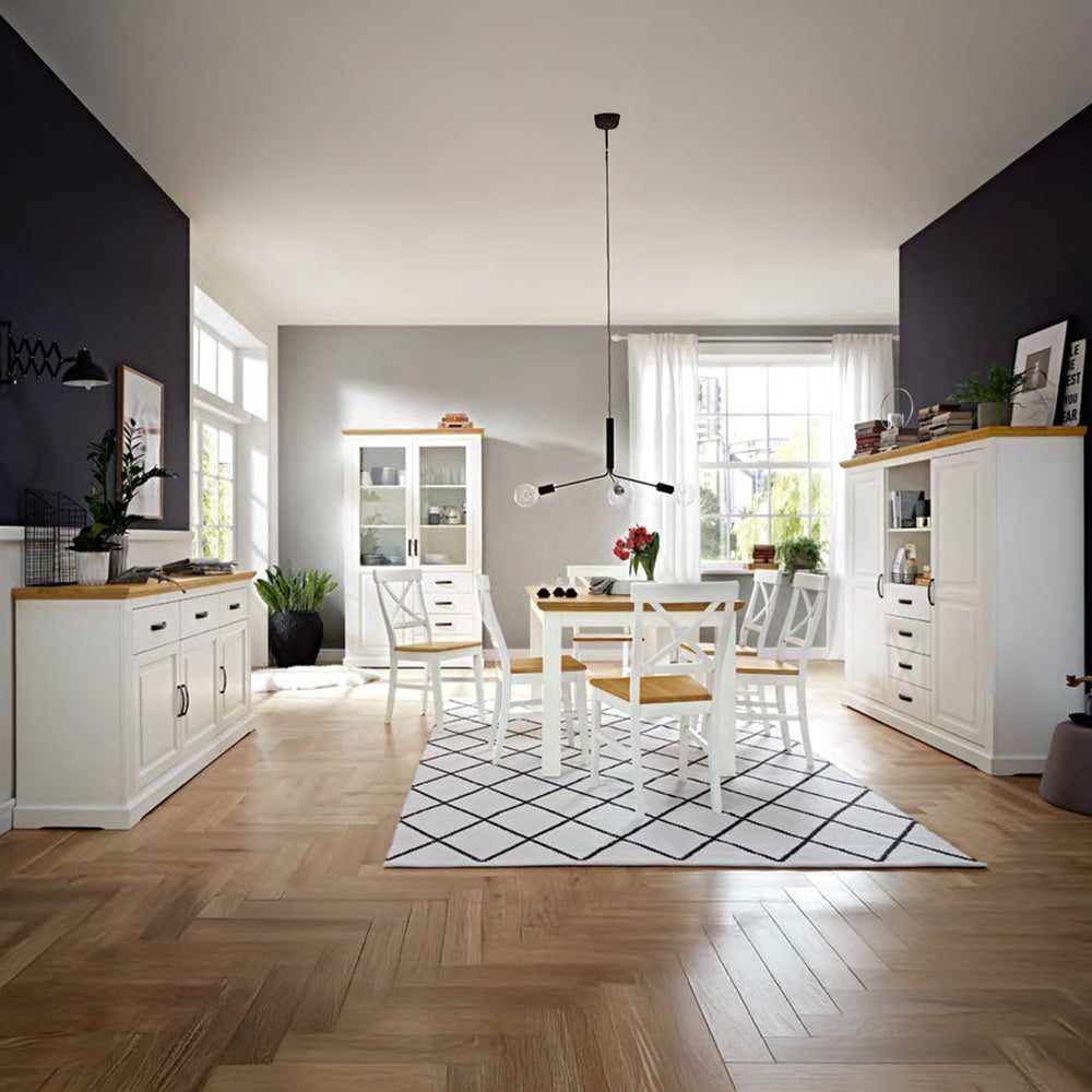 
                  
                    Speisezimmer im Landhausstil eingerichtet mit weißen Holzmöbeln
                  
                