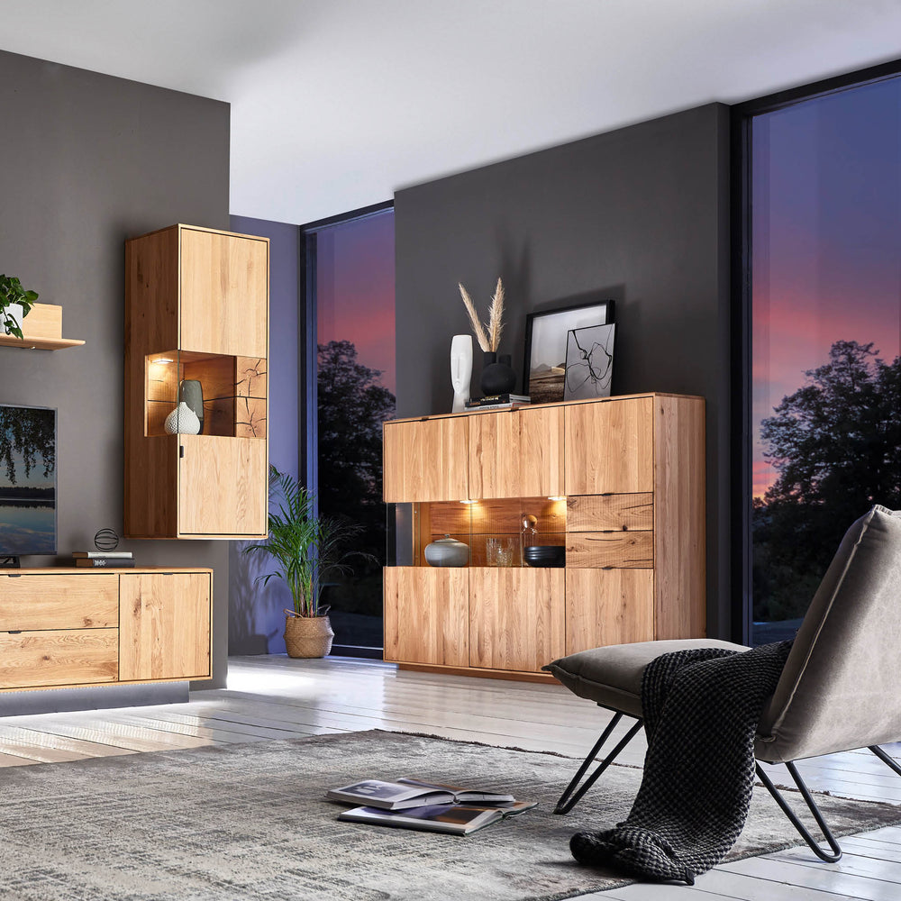 Highboard im eingerichteten modernen Wohnzimmer