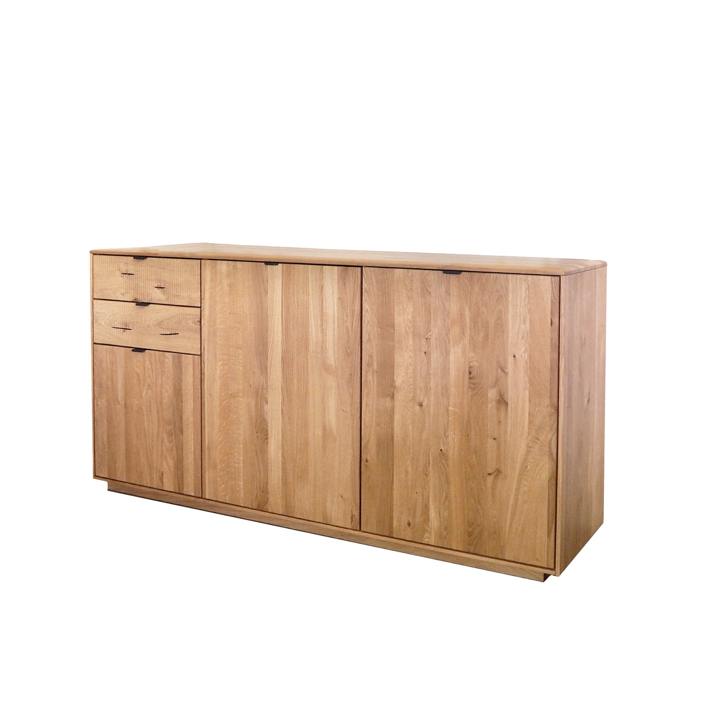 Seitliche Ansicht eines Sideboards aus Wildeiche vor weißem Hintergrund