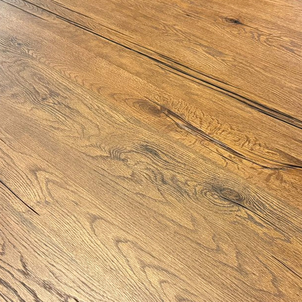 
                  
                    Detailbild einer dunkelbraunen Tischplatte aus Holz
                  
                