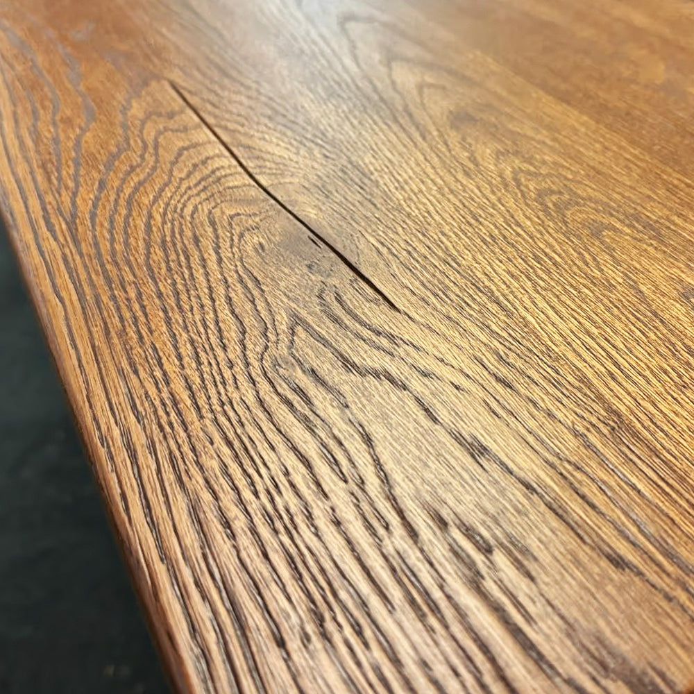 
                  
                    Detailbild einer dunkelbraunen Tischplatte aus Holz
                  
                