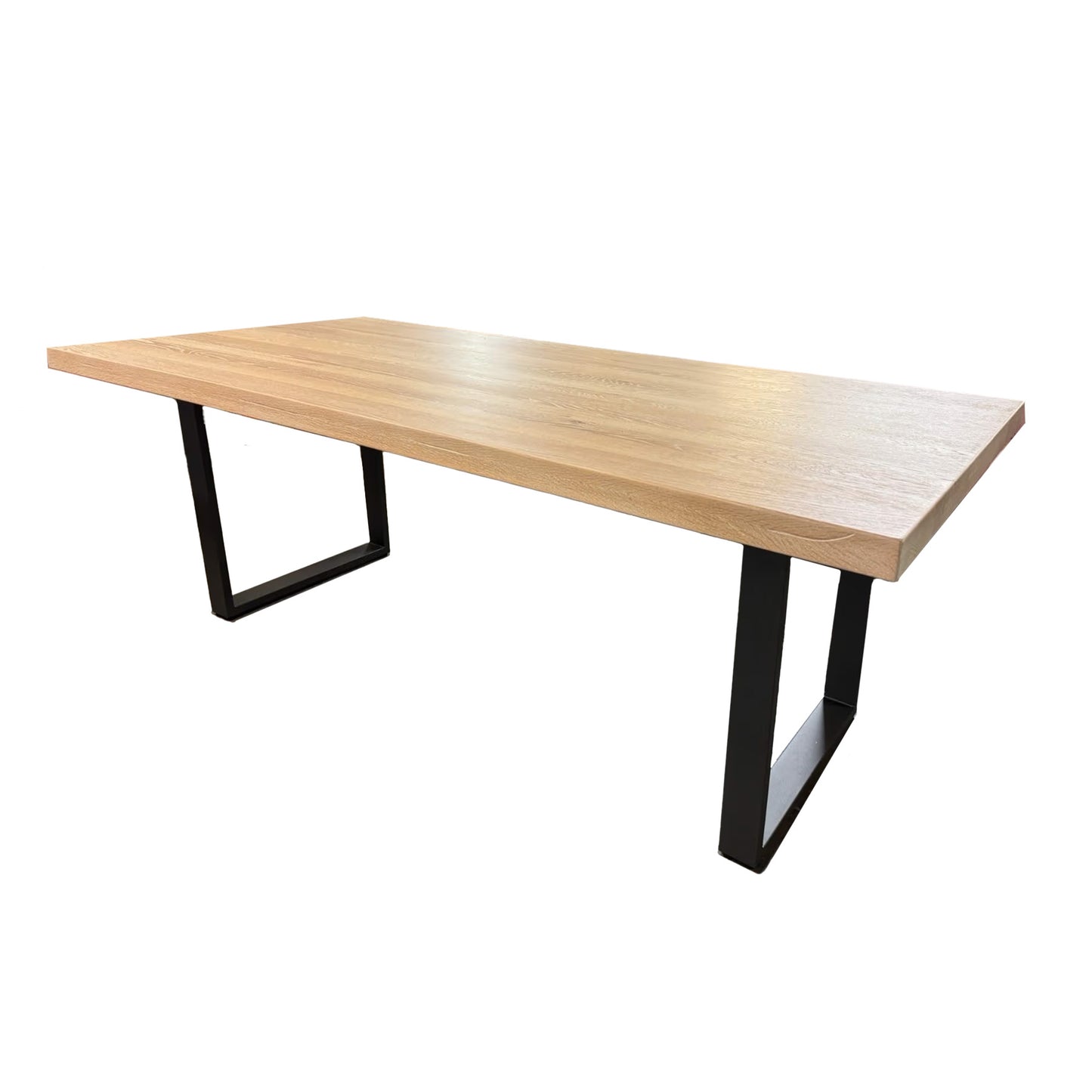 Esstisch mit heller Holzplatte und schwarzem Metallgestell