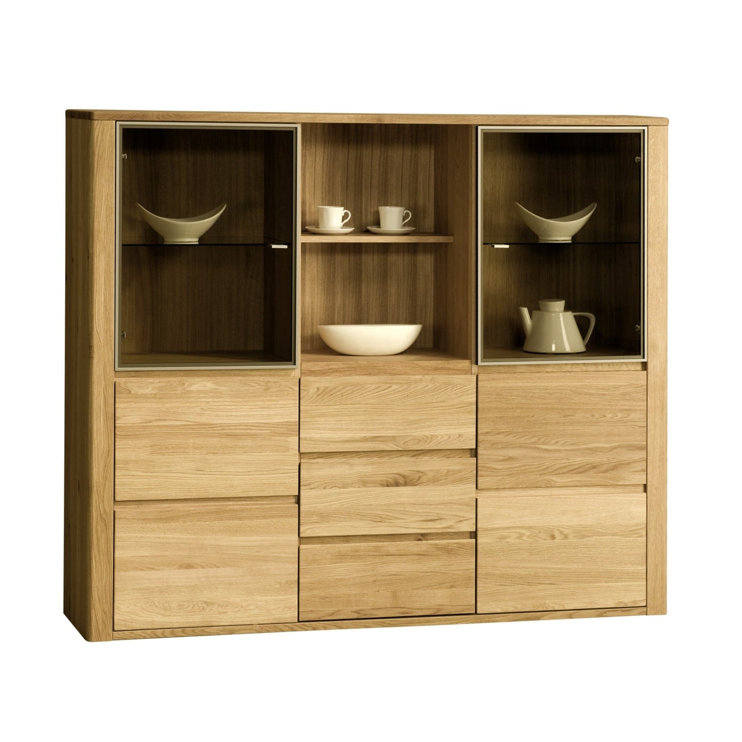 Highboard aus massiver Eiche mit zwei Holztüren und zwei Glastüren außen. Innen drei Schubladen und zwei offene Fächer