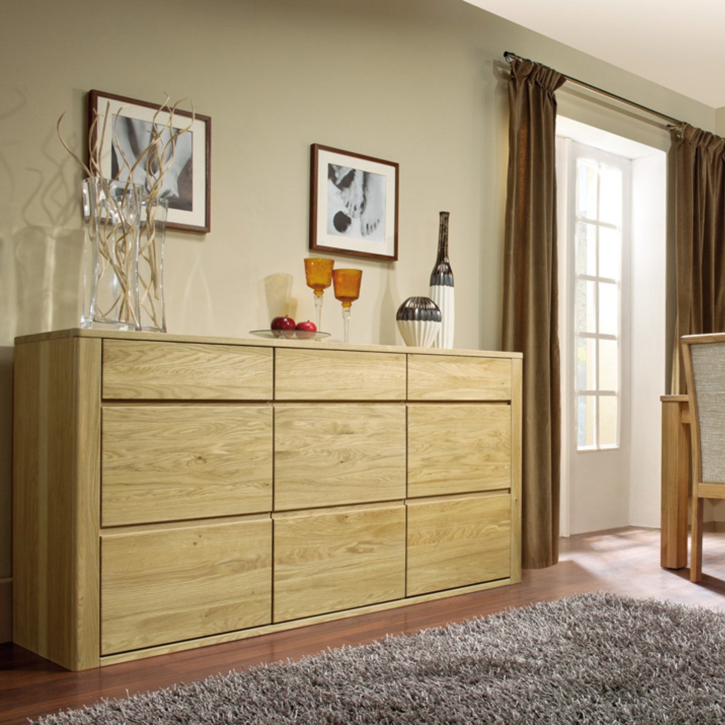 Sideboard mit Dekoration im Wohnzimmer