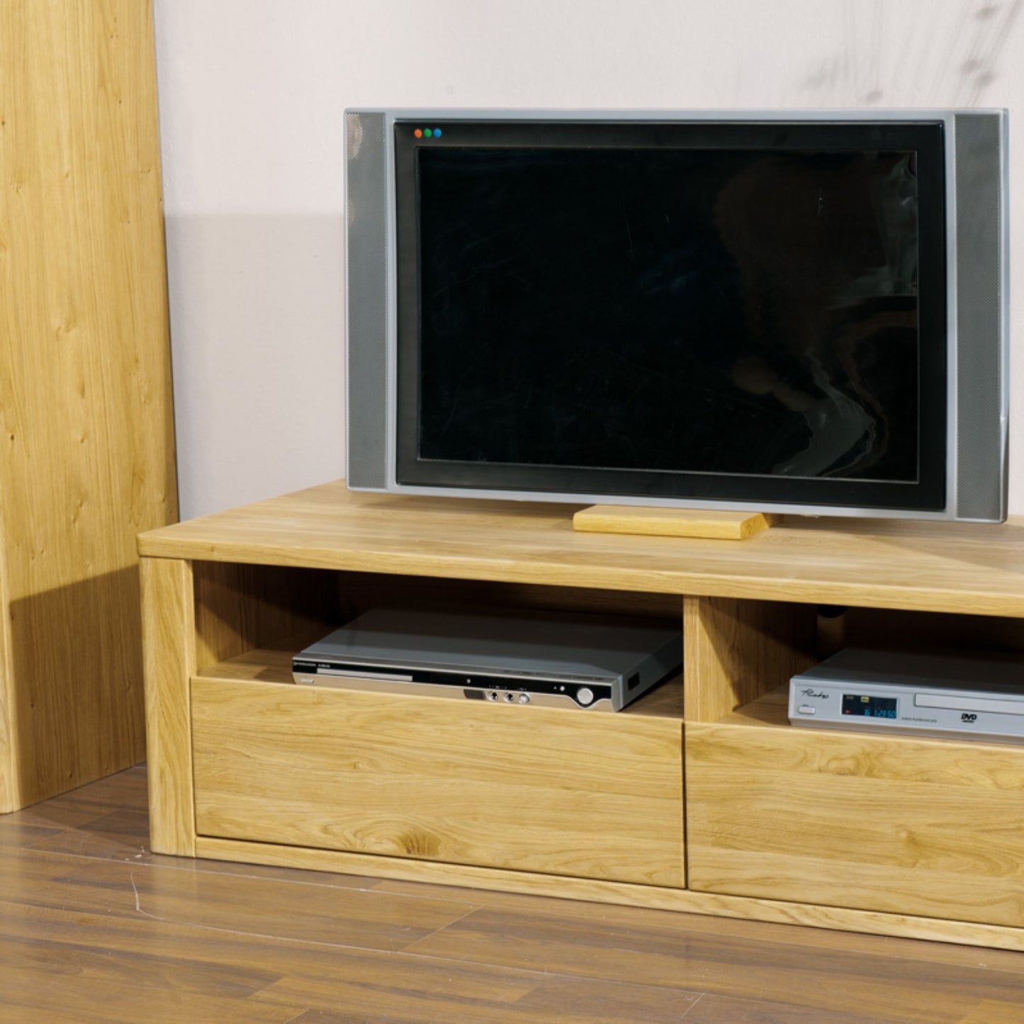 TV Lowboard aus massiver Eiche Nahaufnahme