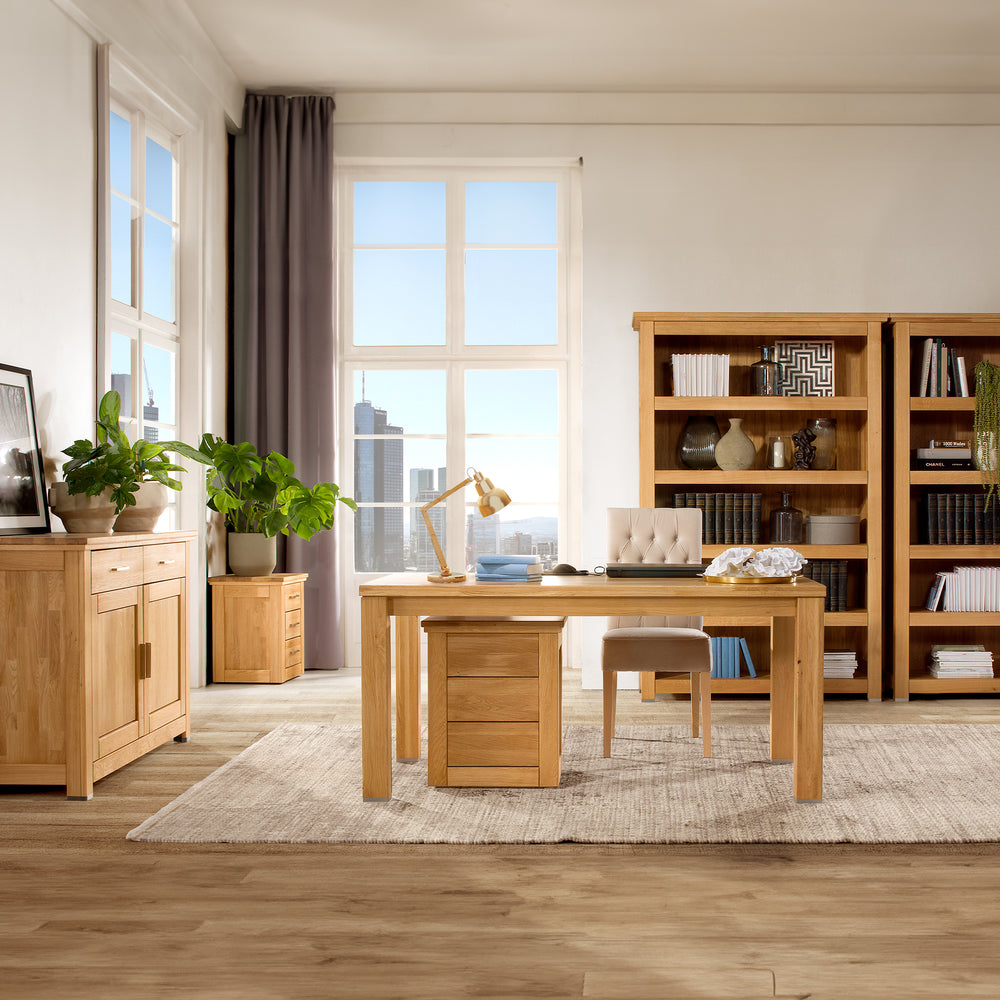 Eingerichtetes Büro mit Holzmöbeln