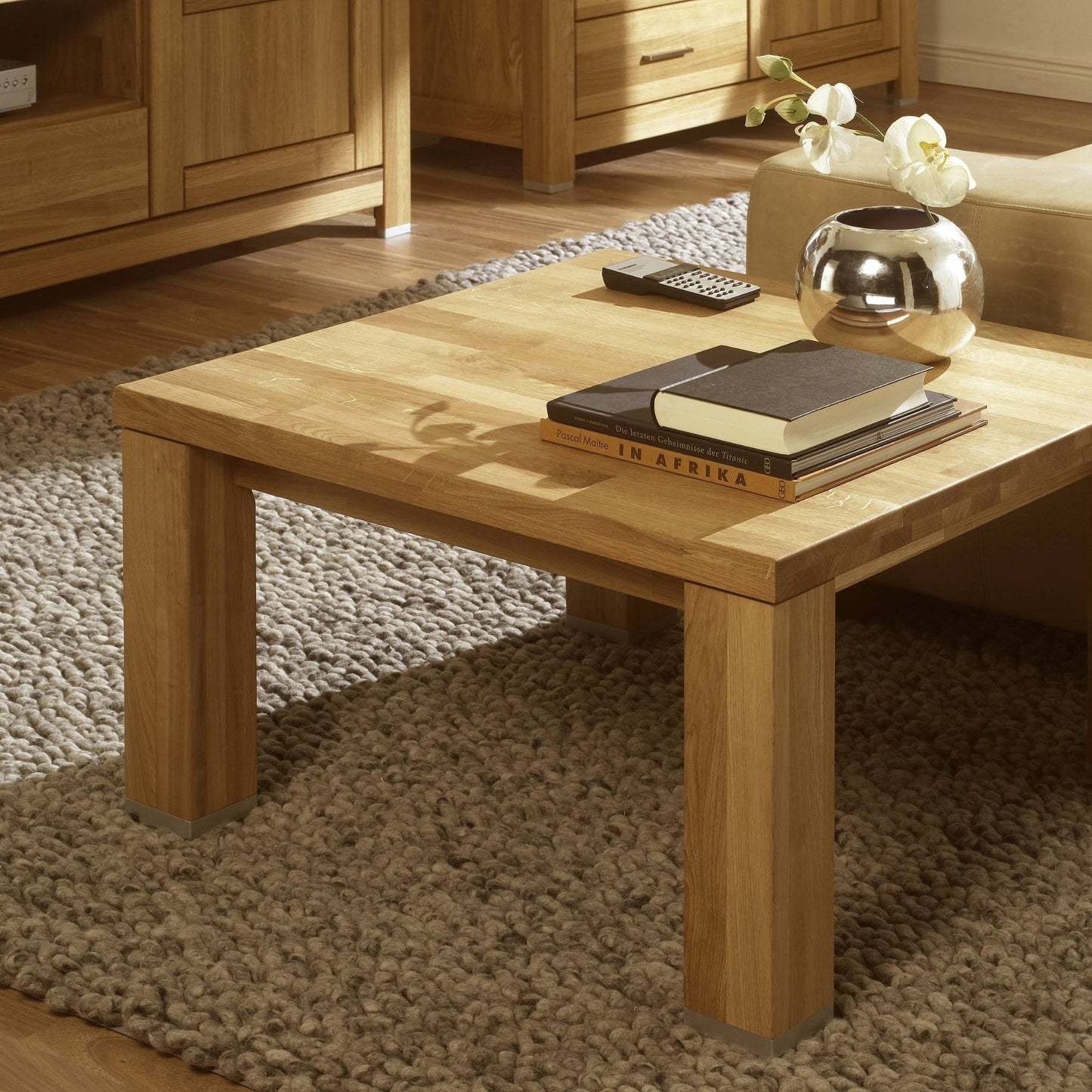 Couchtisch aus massiver Eiche mit Teppich