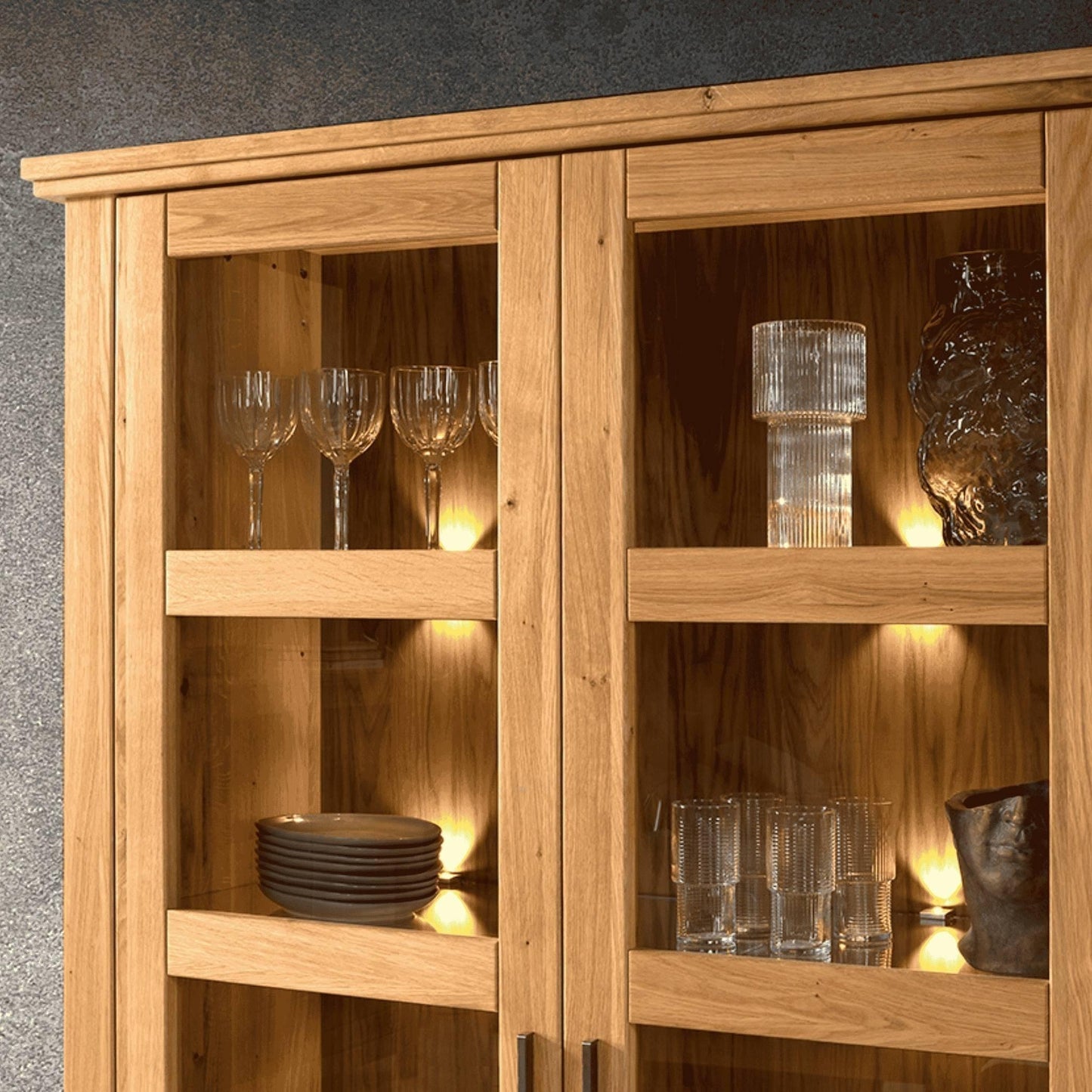 Doppelvitrine aus massiver Eiche mit Dekoration