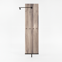 Garderobenpaneel aus Holz miz schwarzen Details