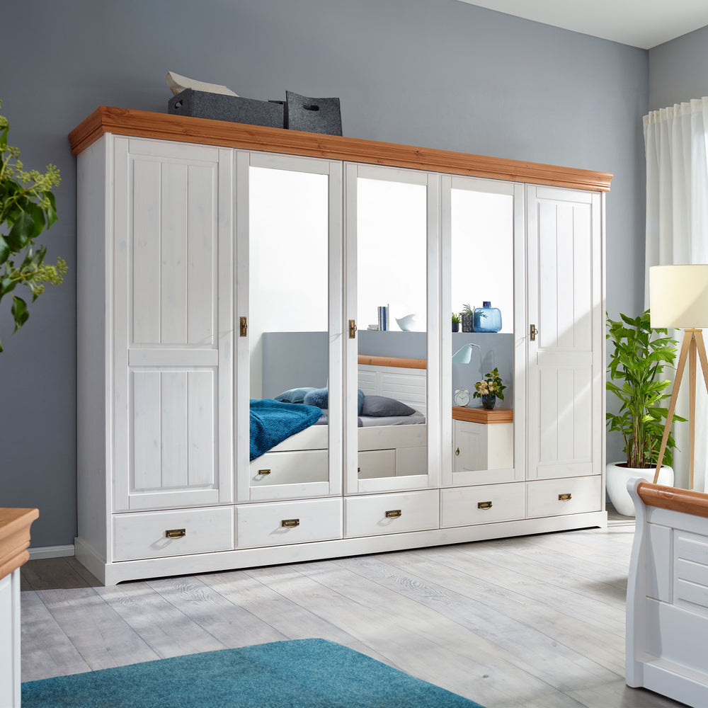Weißer Kleiderschrank im Schlafzimmer mit drei Spiegeltüren